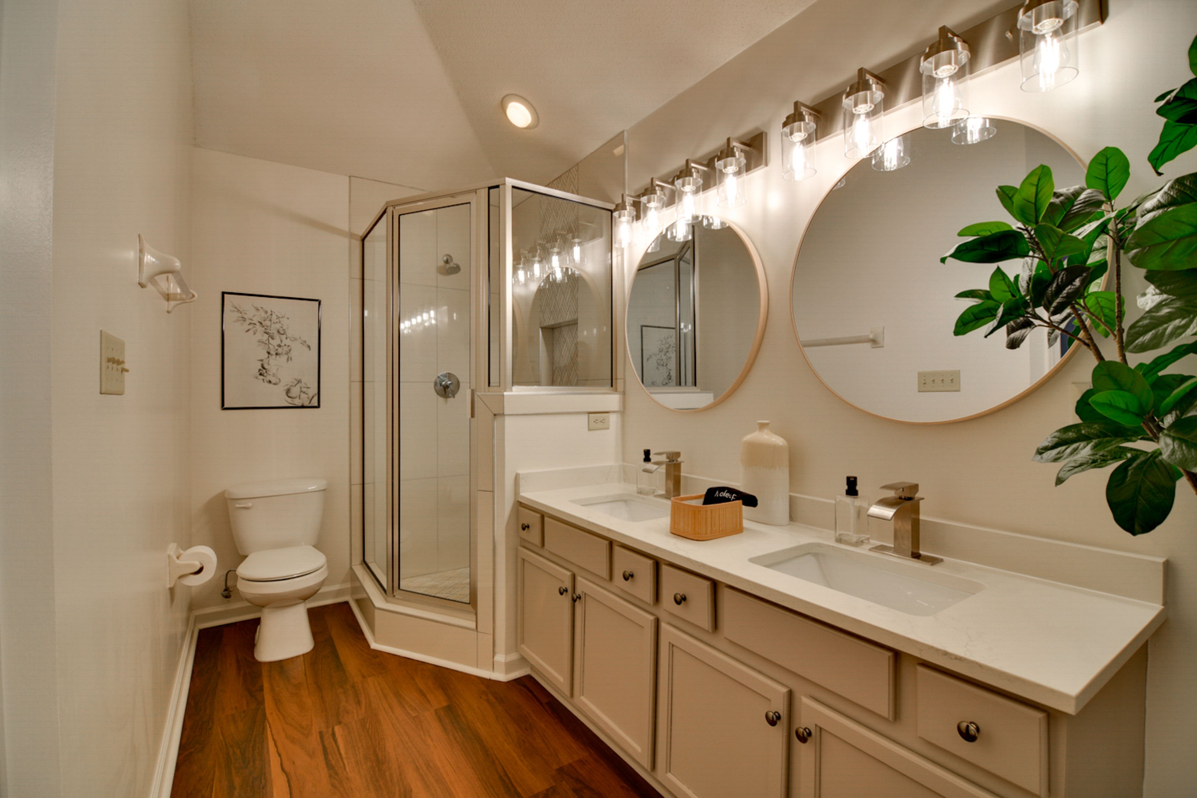 Full Bathroom | Towels Provided | Complimentary Toiletries