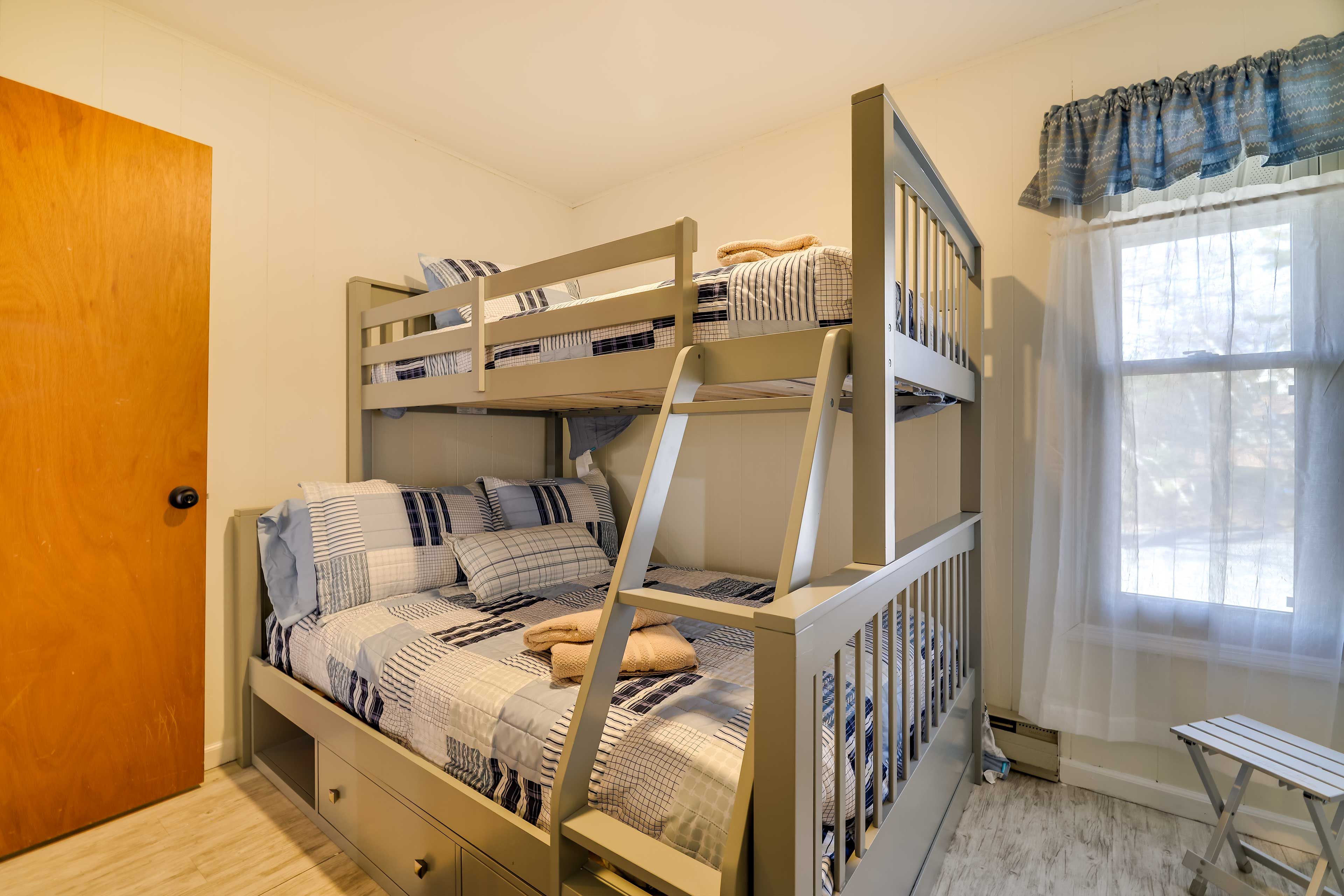 Bedroom 3 | Twin/Full Bunk Bed