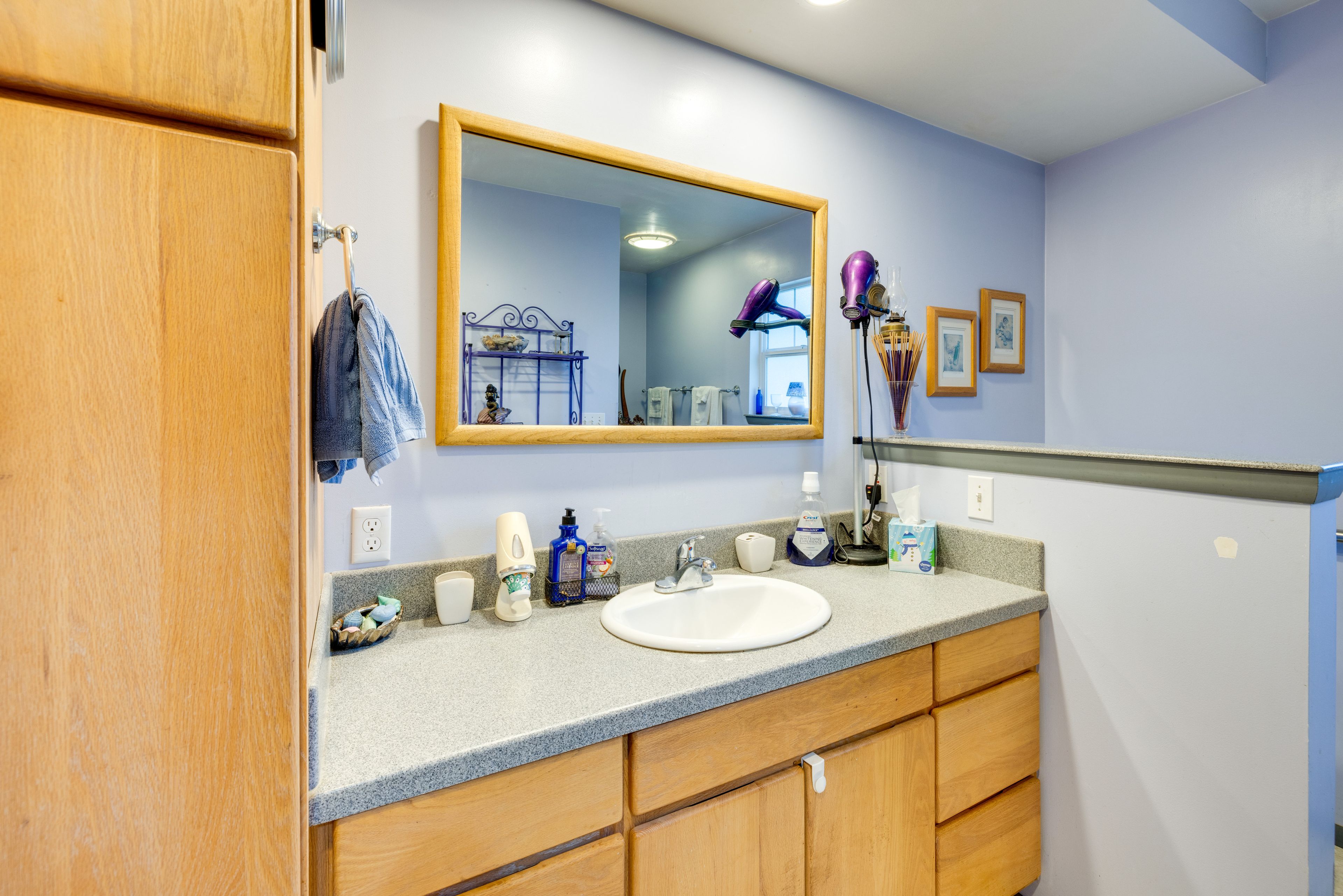 Full Bathroom | 1st Floor | Towels Provided