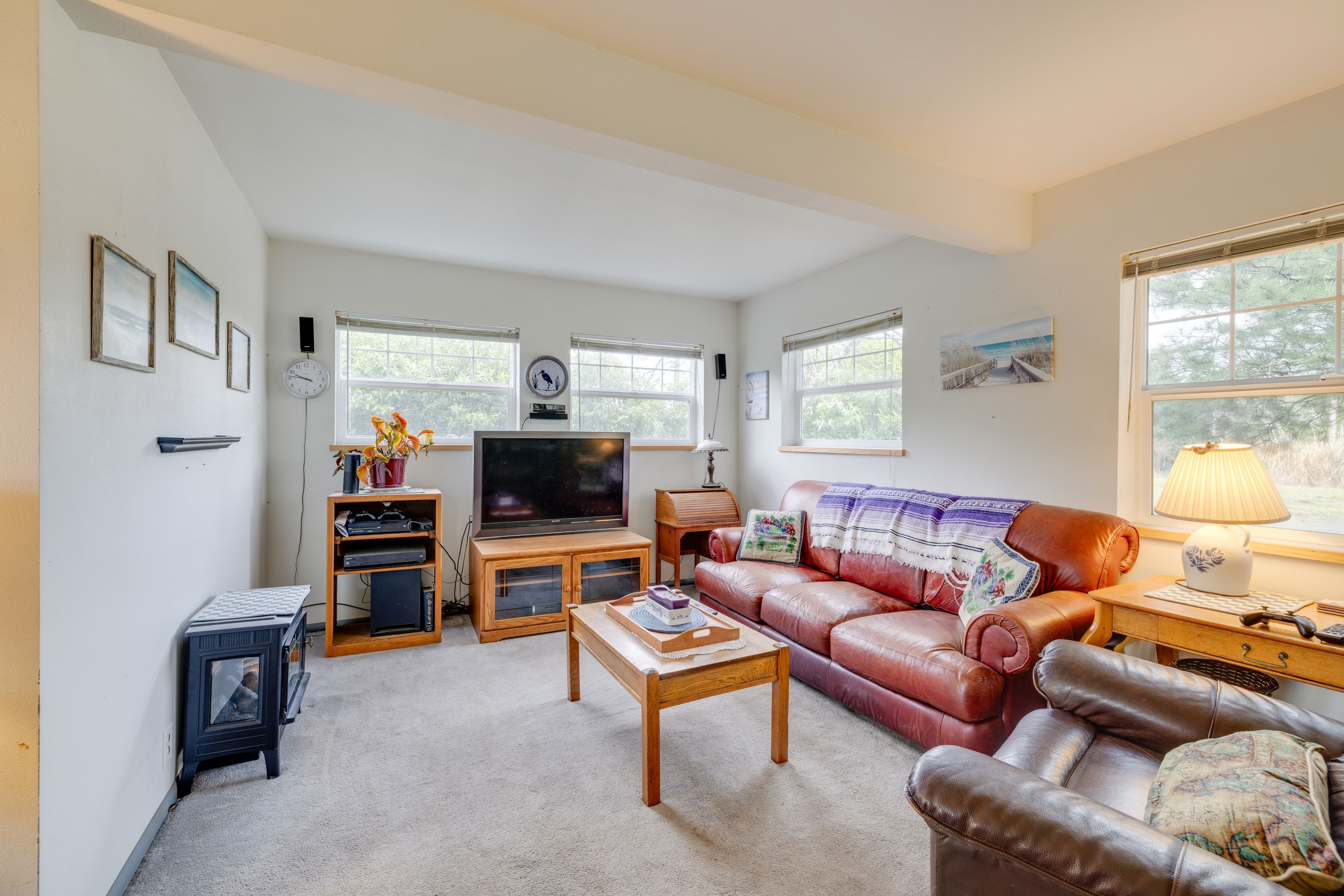 Living Room | Free WiFi | Smart TV | Electric Fireplace | Massage Chair