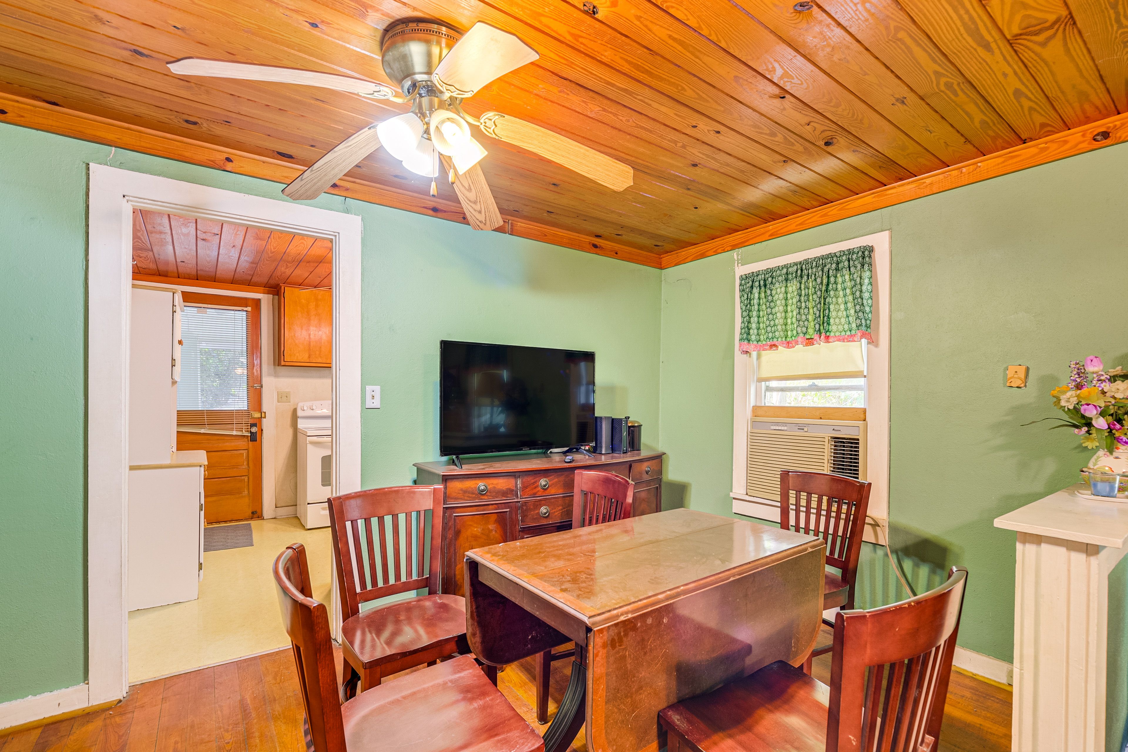 Dining Area | Dishware/Flatware Provided