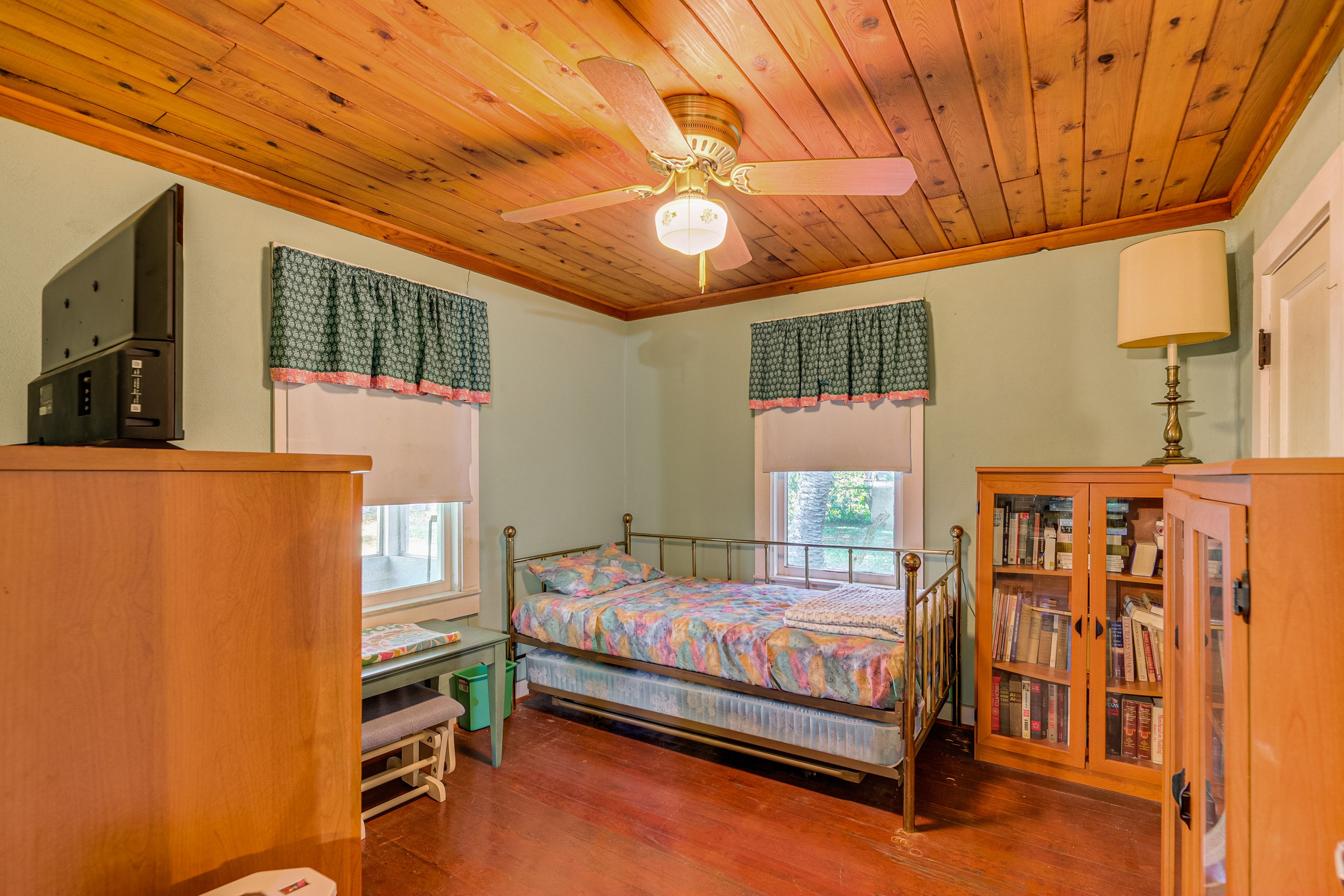 Bedroom 2 | Twin Daybed w/ Twin Trundle