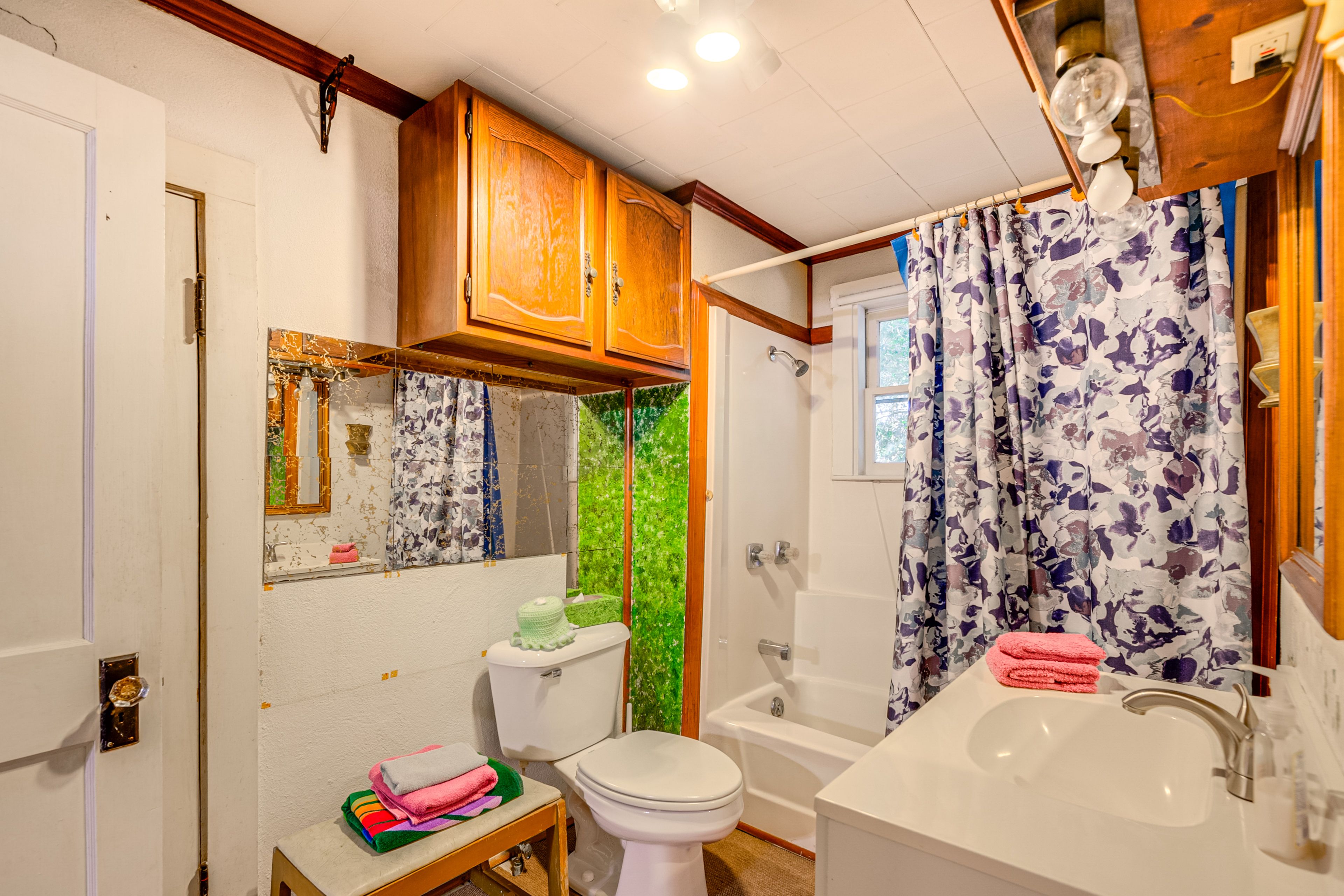 Full Bathroom | Towels Provided
