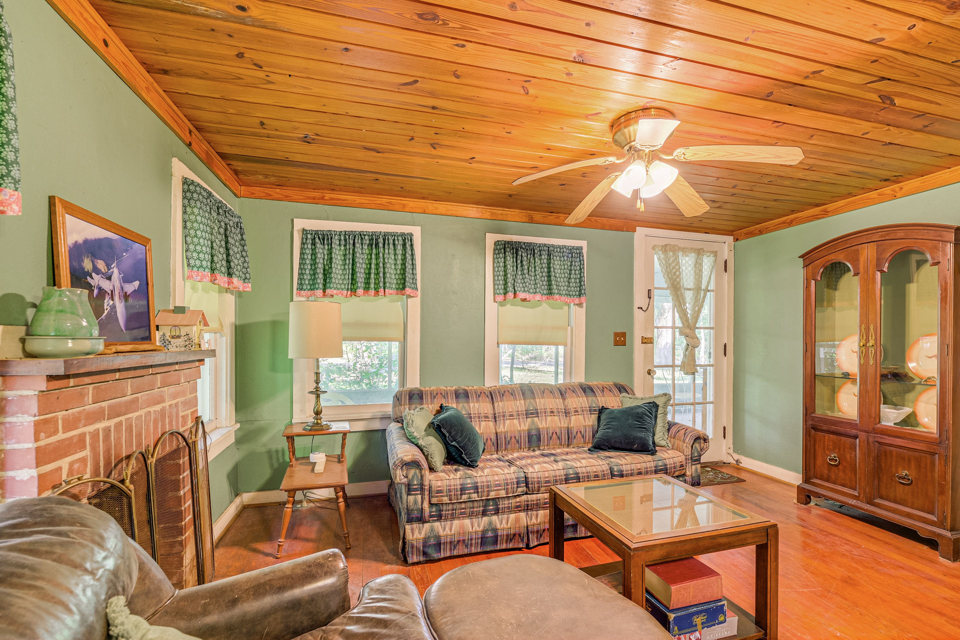 Living Room | Queen Sleeper Sofa | Free WiFi