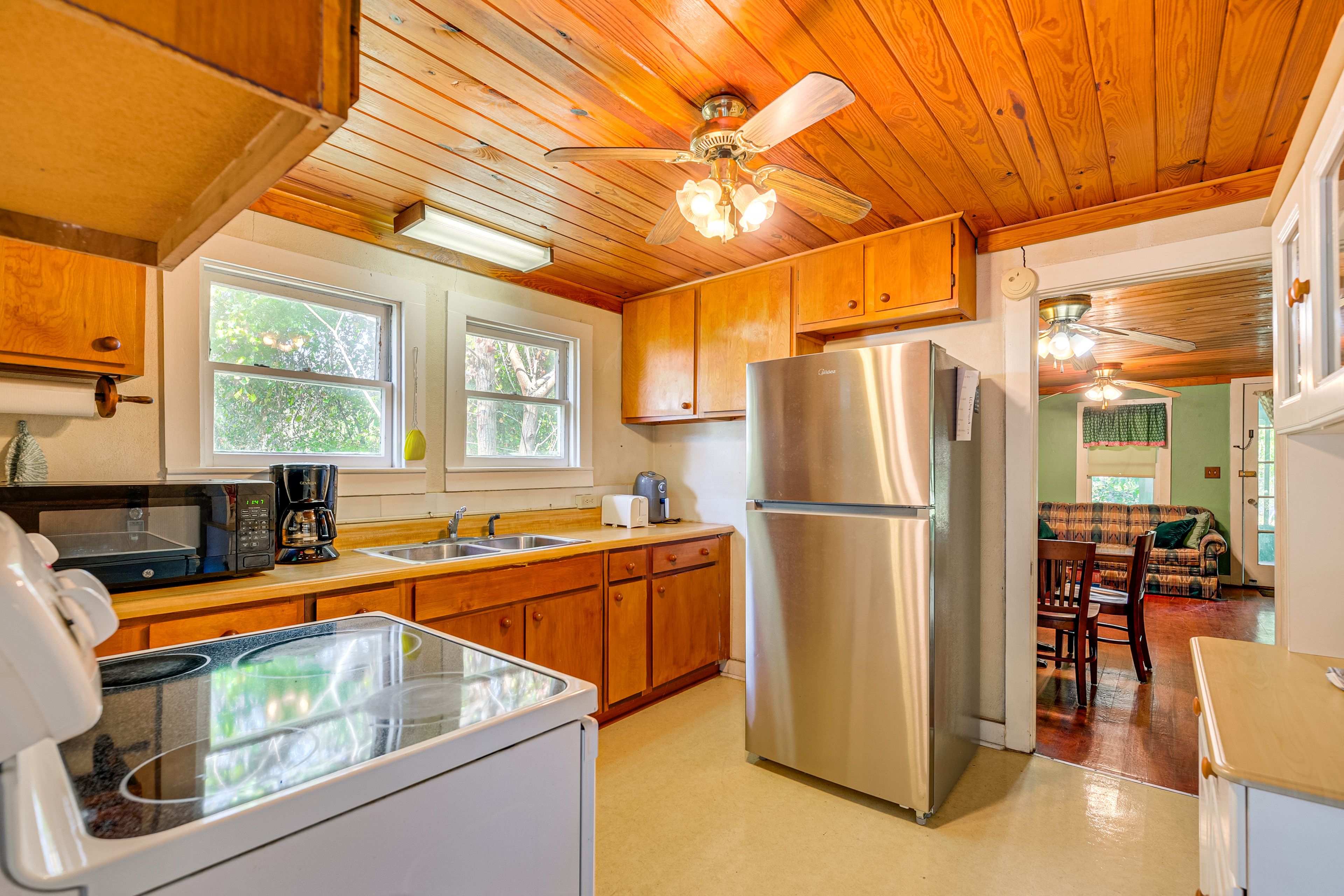 Kitchen | Cooking Basics | Coffee Maker | Paper Towels/Trash Bags Provided