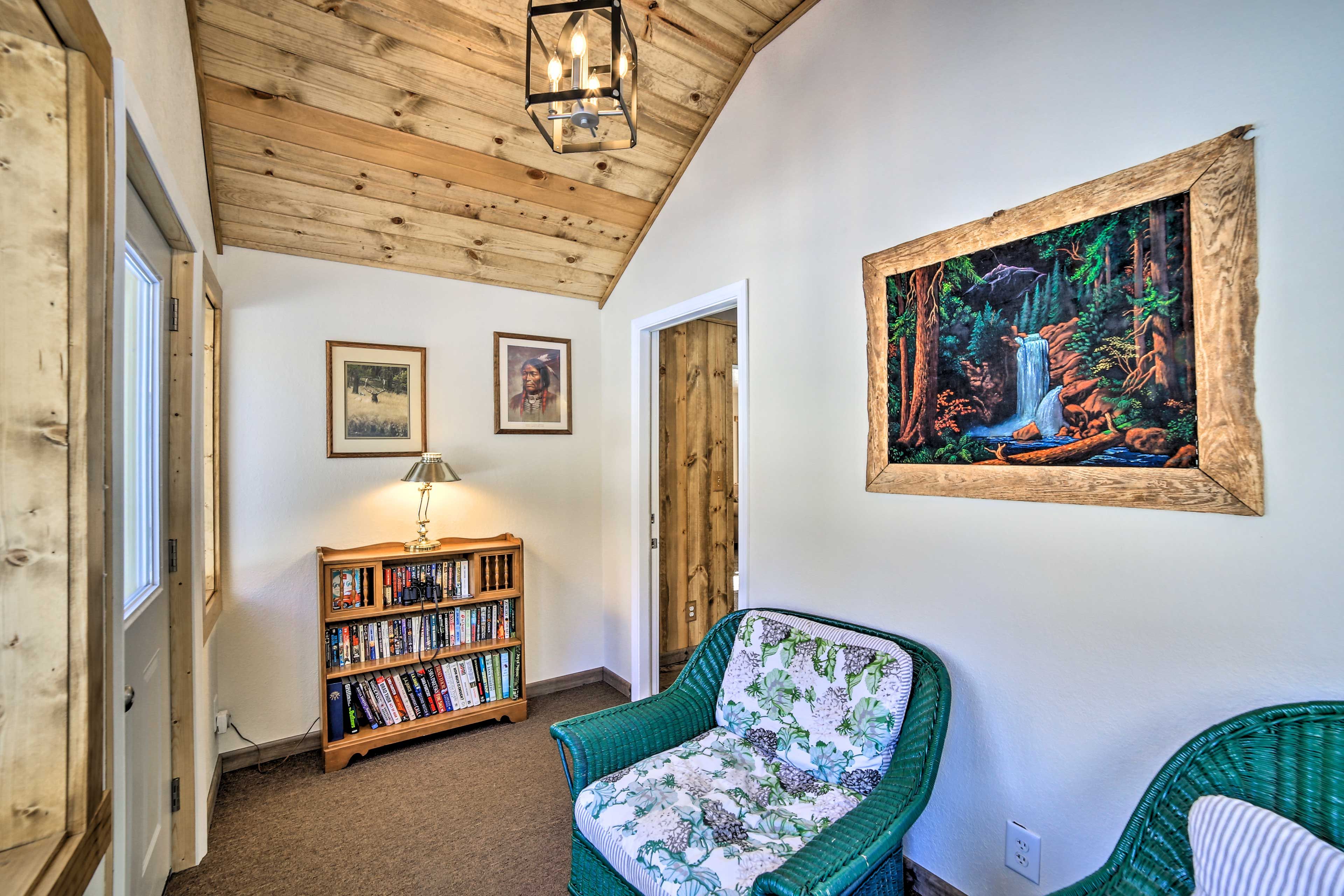 Furnished Sunroom | Single-Story Cottage | Books