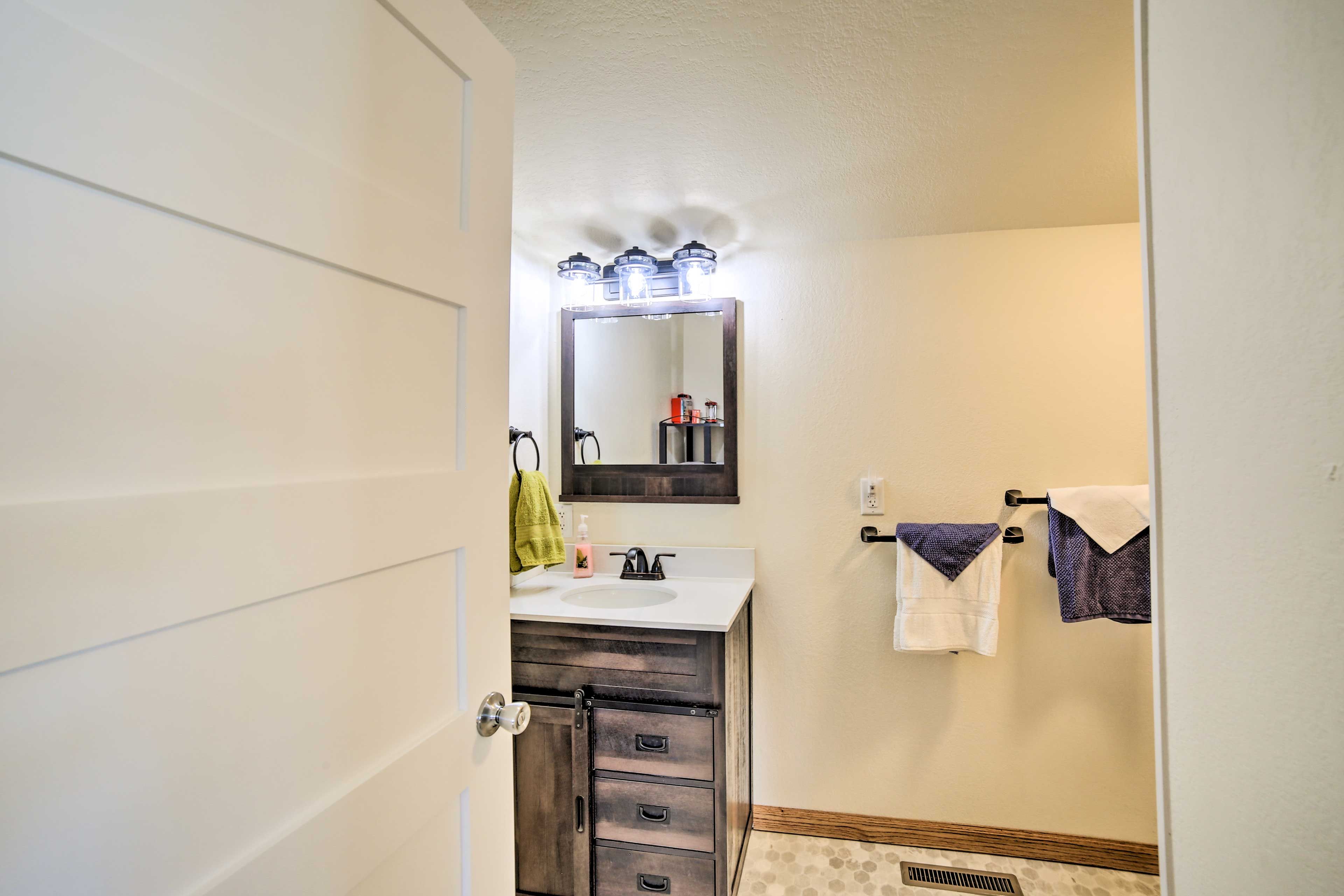 Full Bathroom | Towels Provided