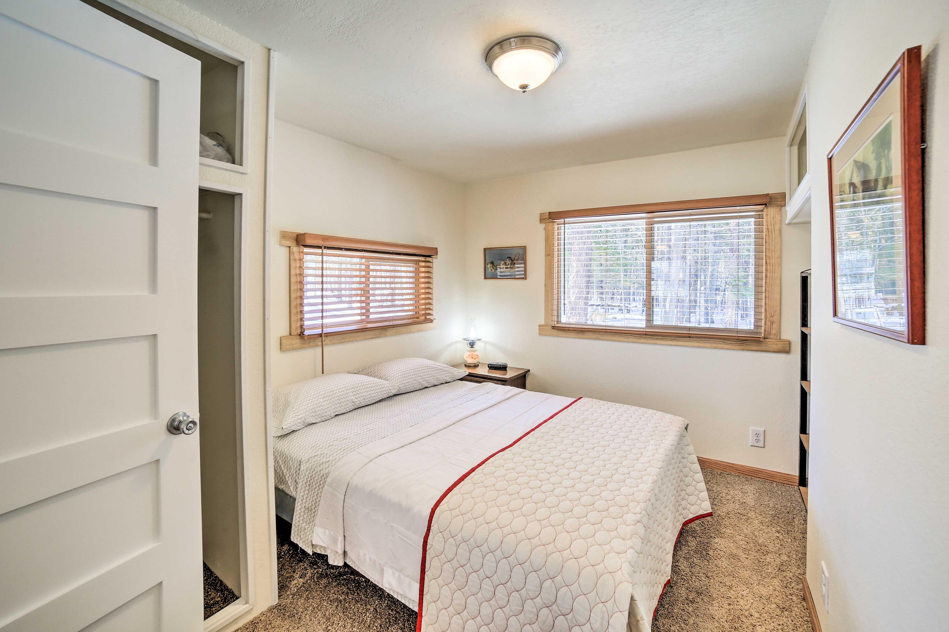 Bedroom | Queen Bed