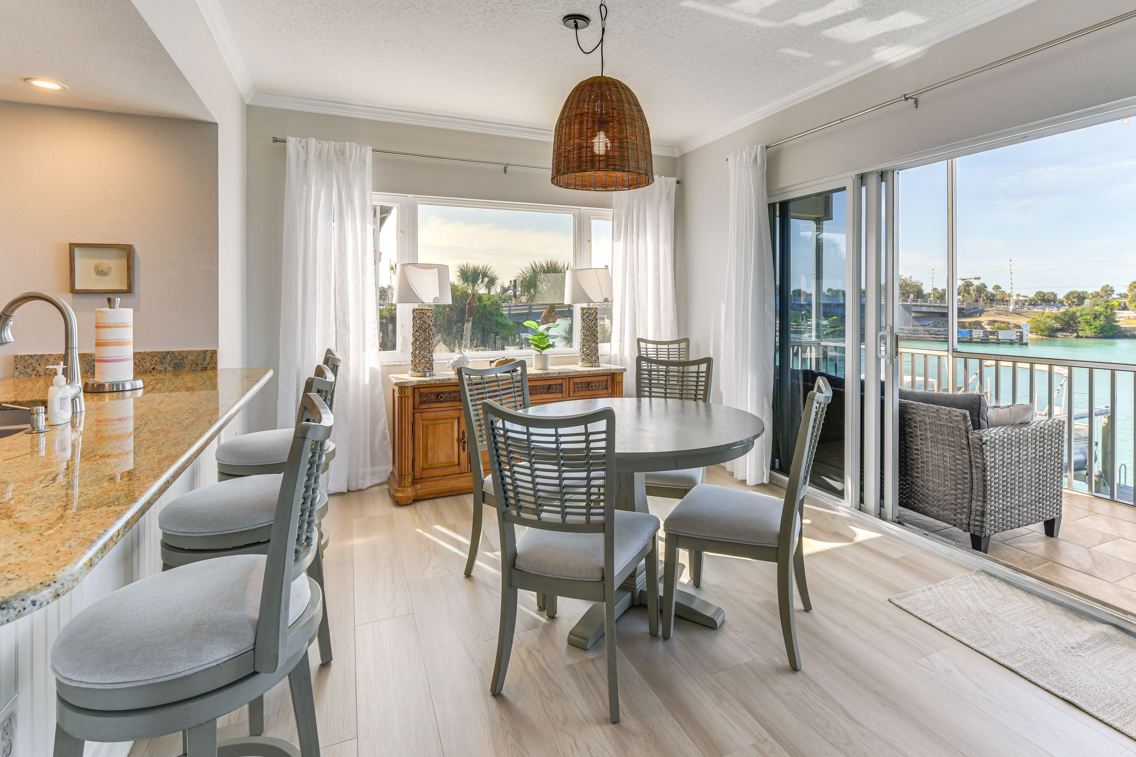 Dining Area | Dishware & Flatware Provided