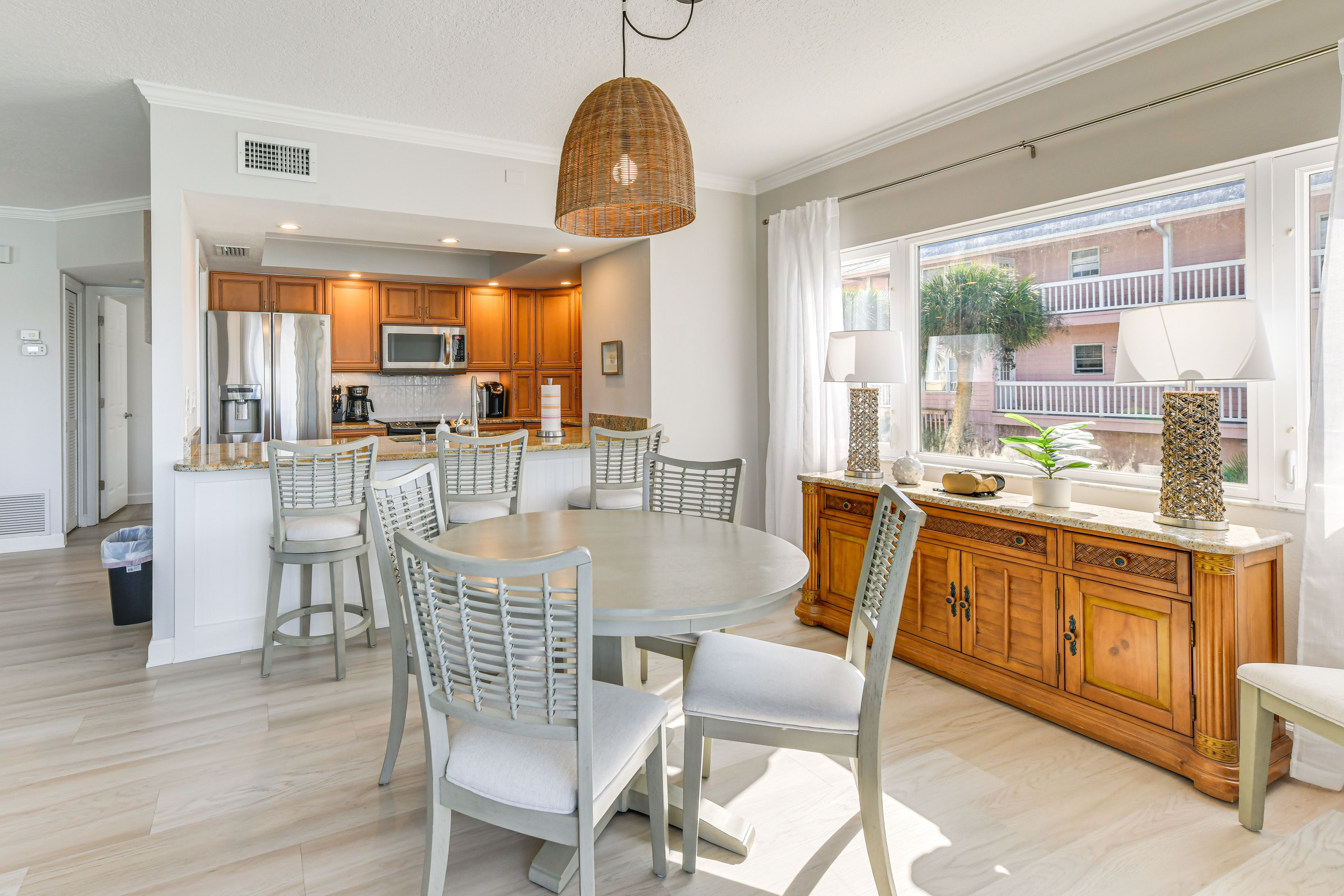 Dining Area & Kitchen | Single Story | Slow Cooker | Toaster