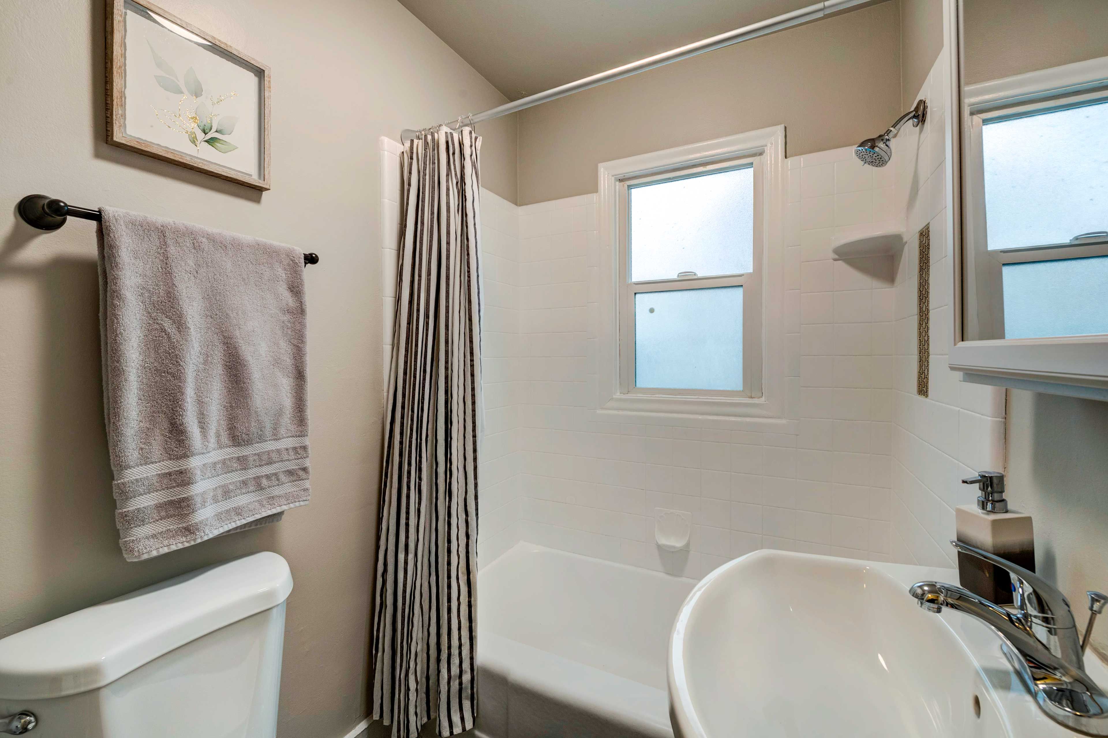 Full Bathroom | Towels Provided | Shower/Tub Combo