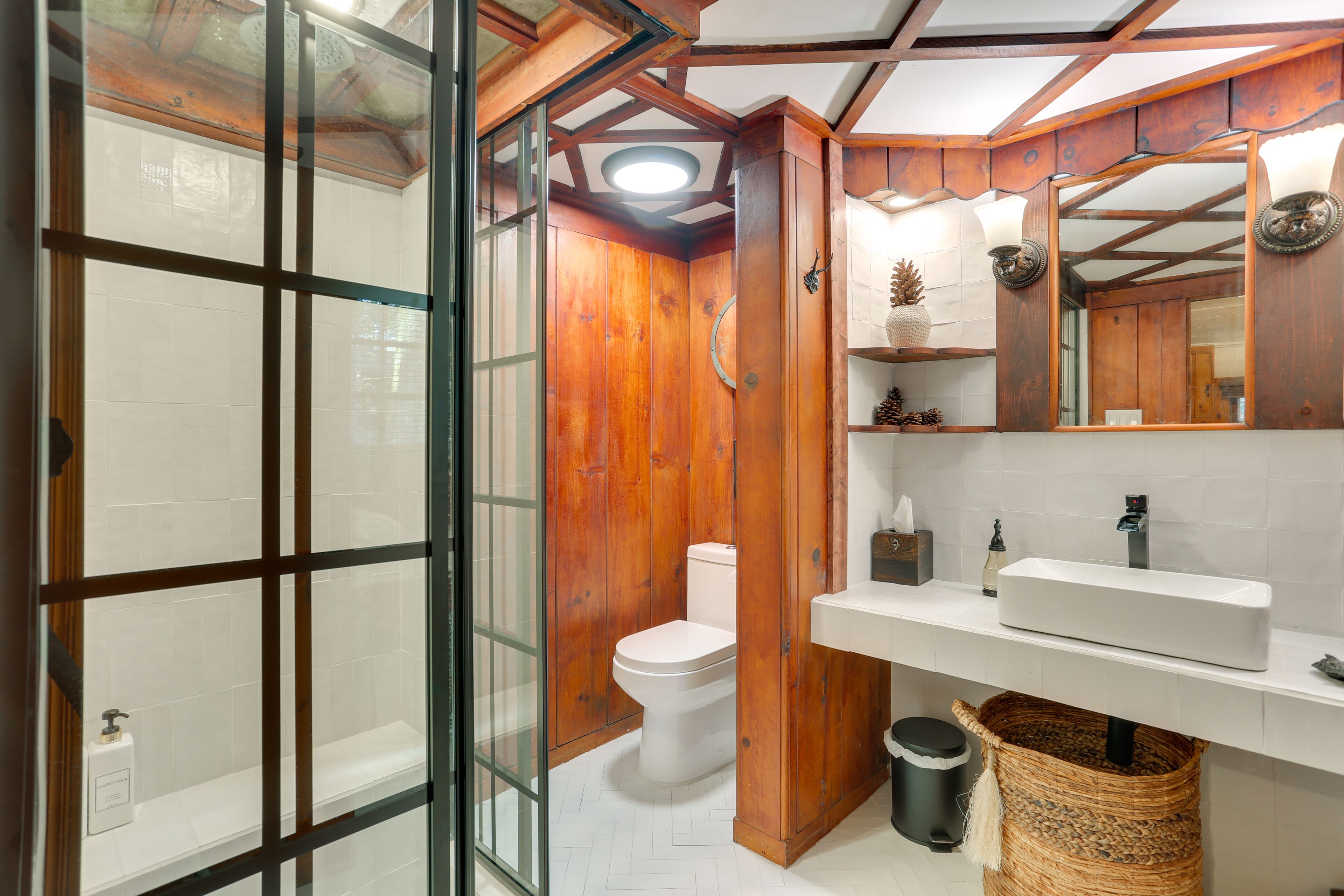 Full Bathroom | Complimentary Toiletries