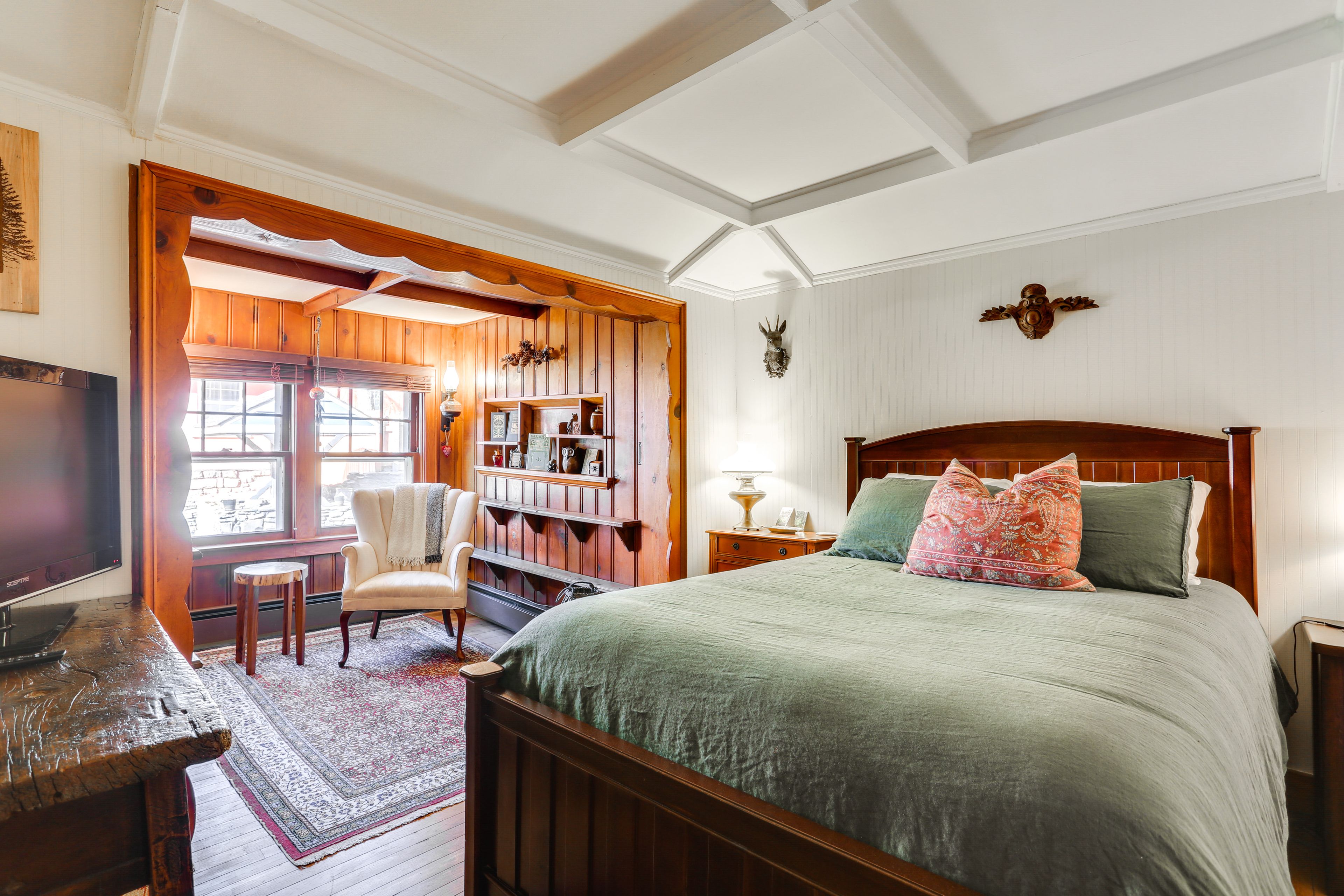 Bedroom 1 | Full Bed | Smart TV | Main Floor