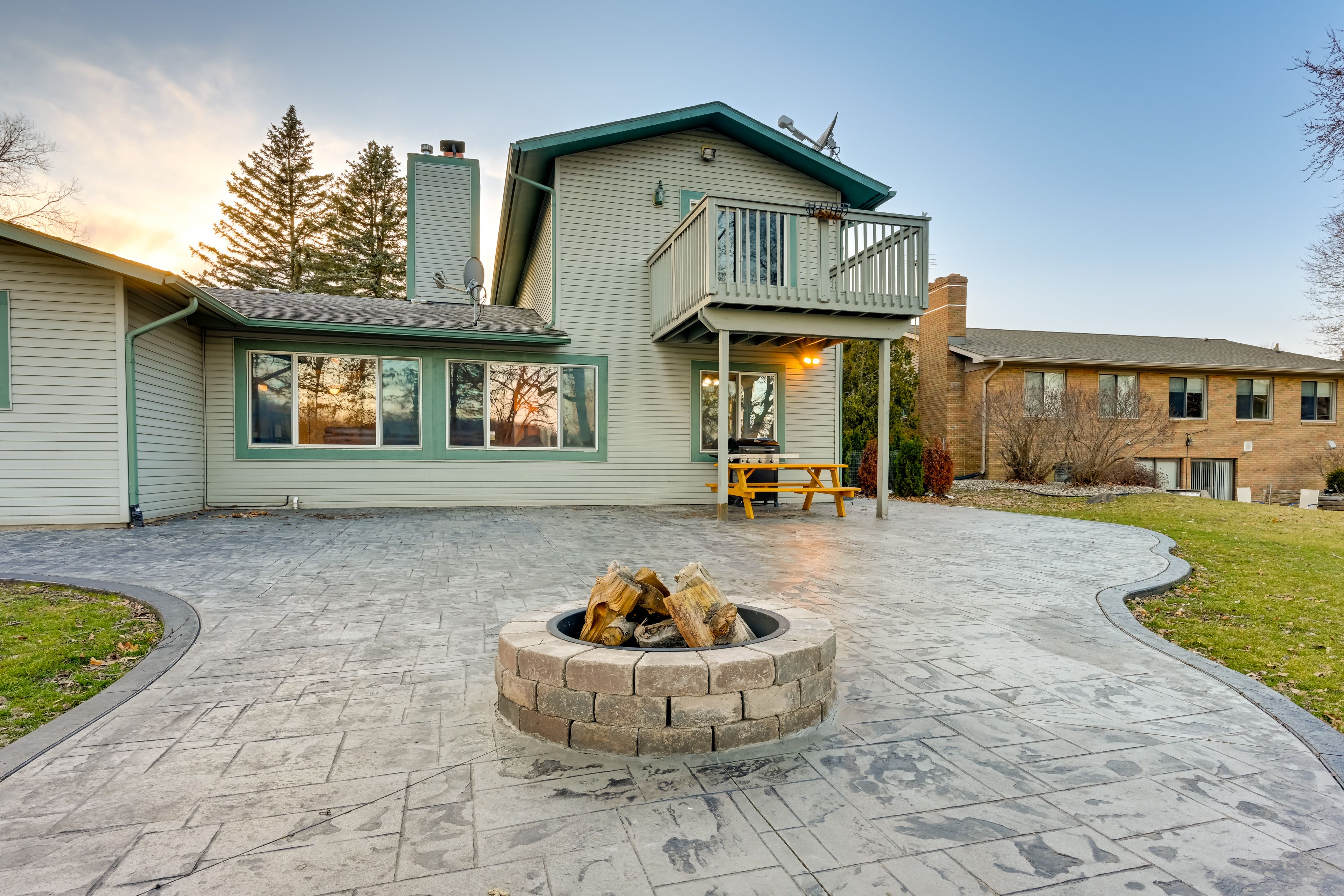 Hartland Vacation Rental | 3BR | 2.5BA | 1 Step Required for Access
