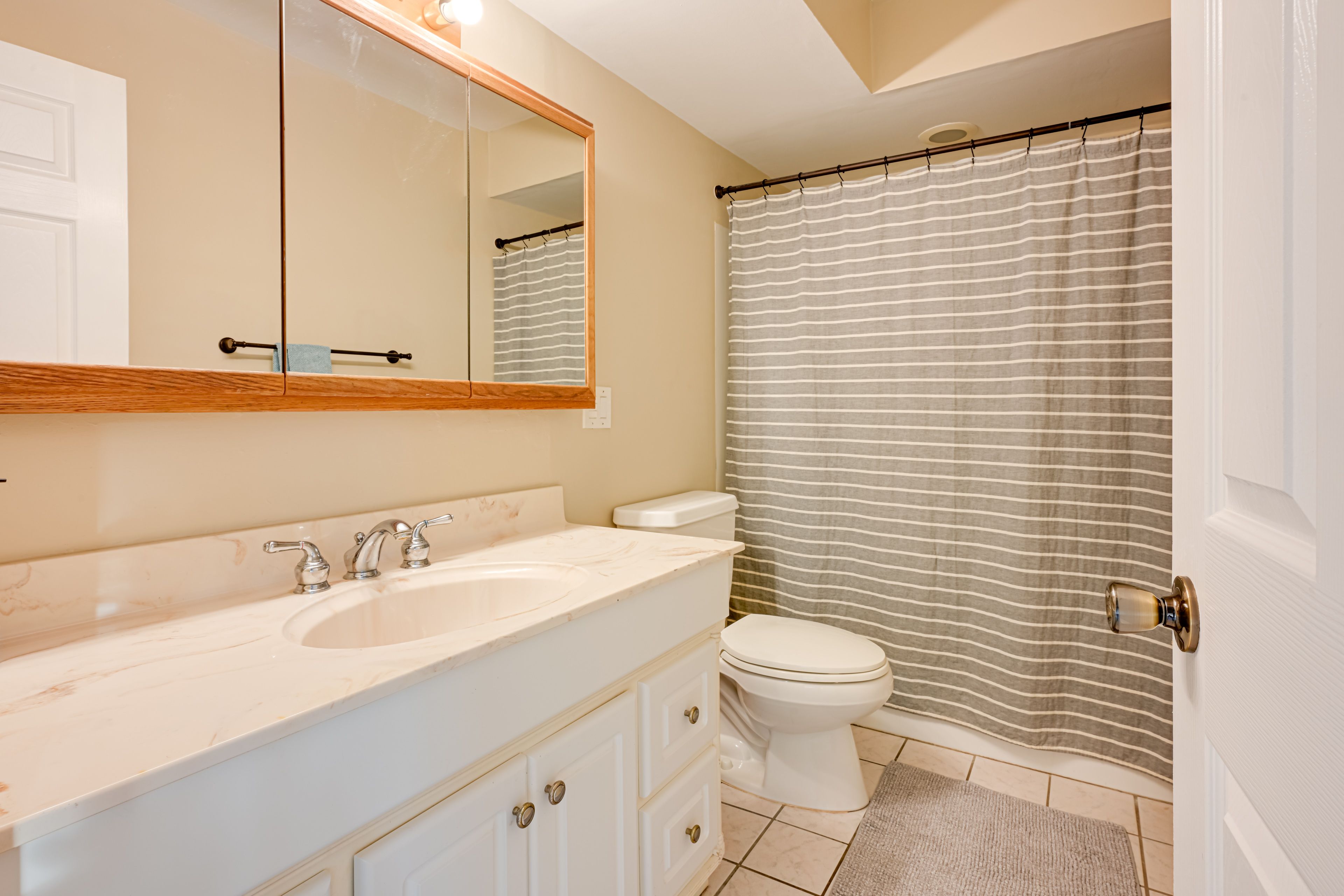 Full Bathroom | 1st Floor | Complimentary Toiletries
