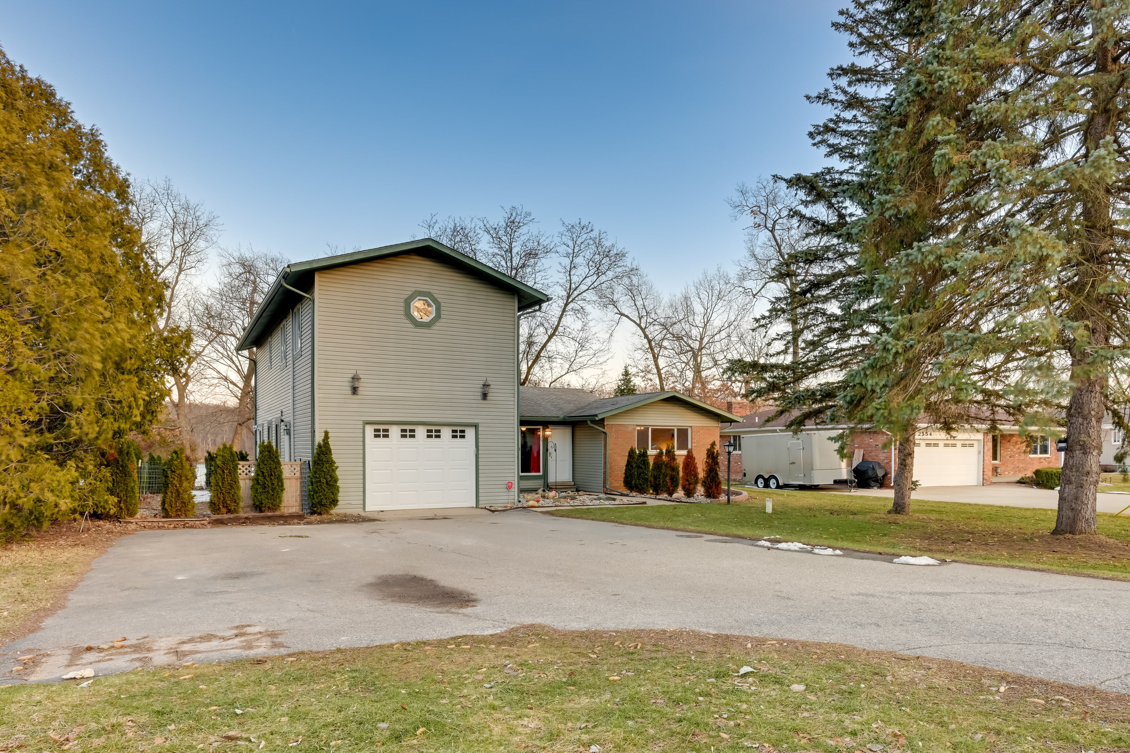 Parking | Garage (1 Vehicle) | Driveway (4 vehicles)