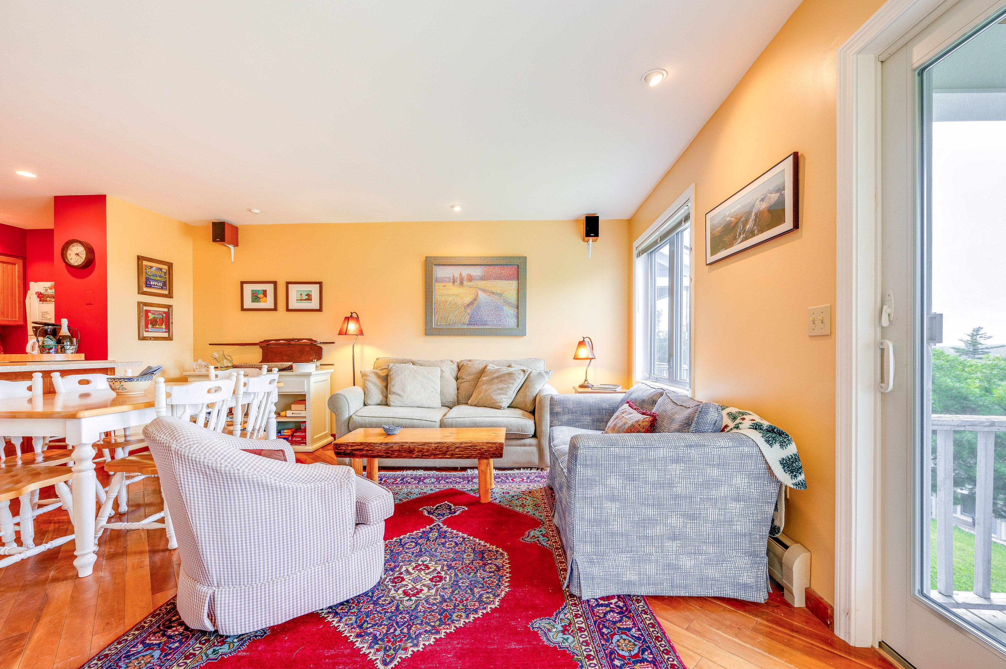 Living Room | Full Sleeper Sofa | 1st Floor | Smart TV | Board Games