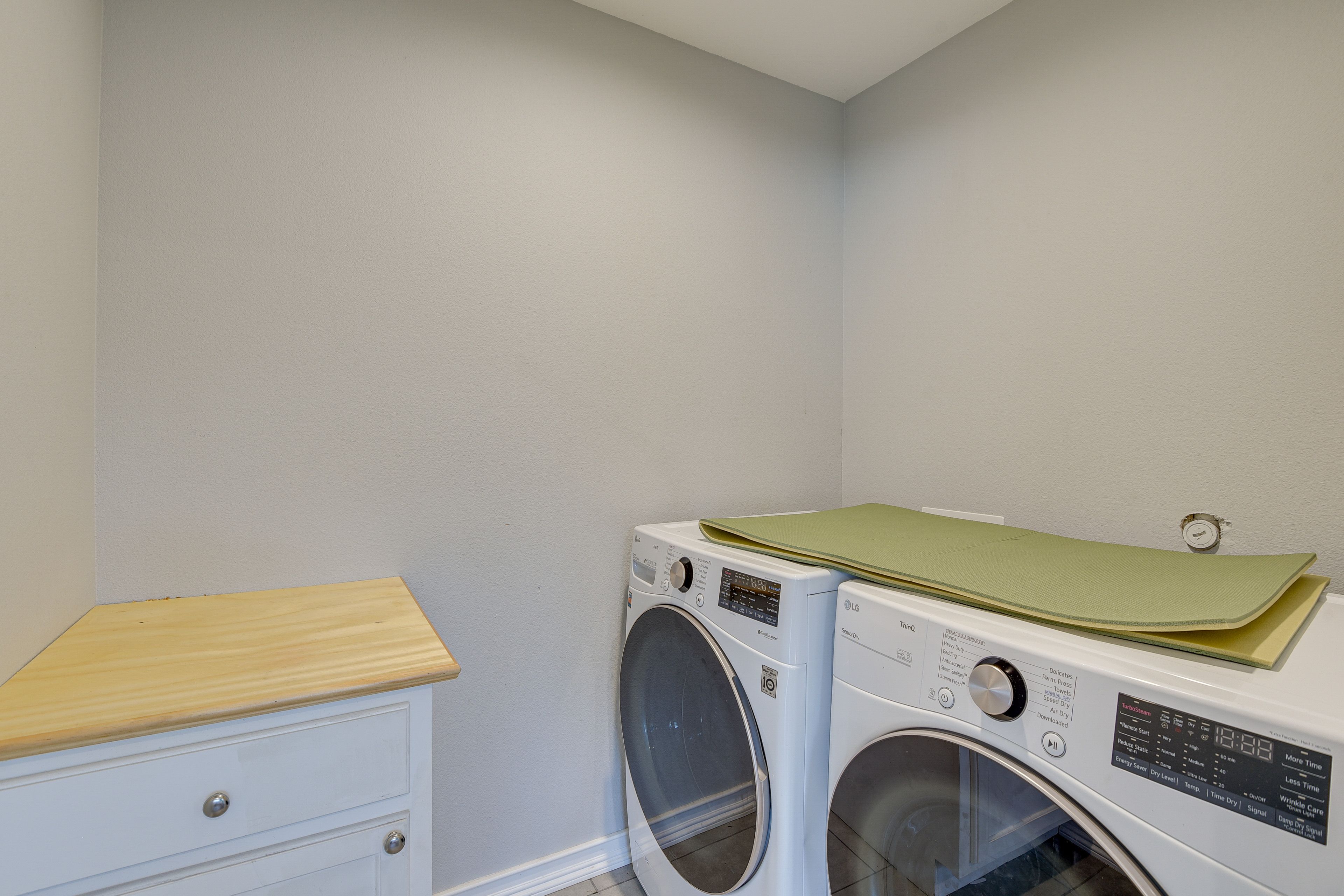 Washer & Dryer | Linens Provided