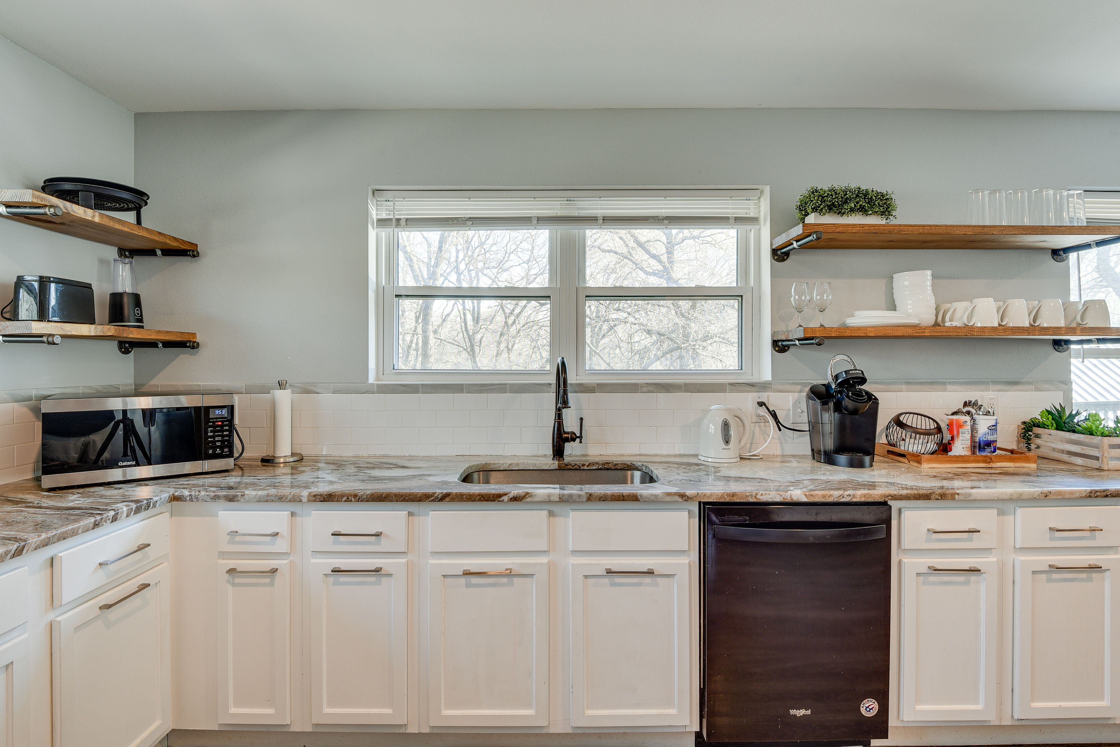 Kitchen | Single Story | Trash Bags & Paper Towels Provided