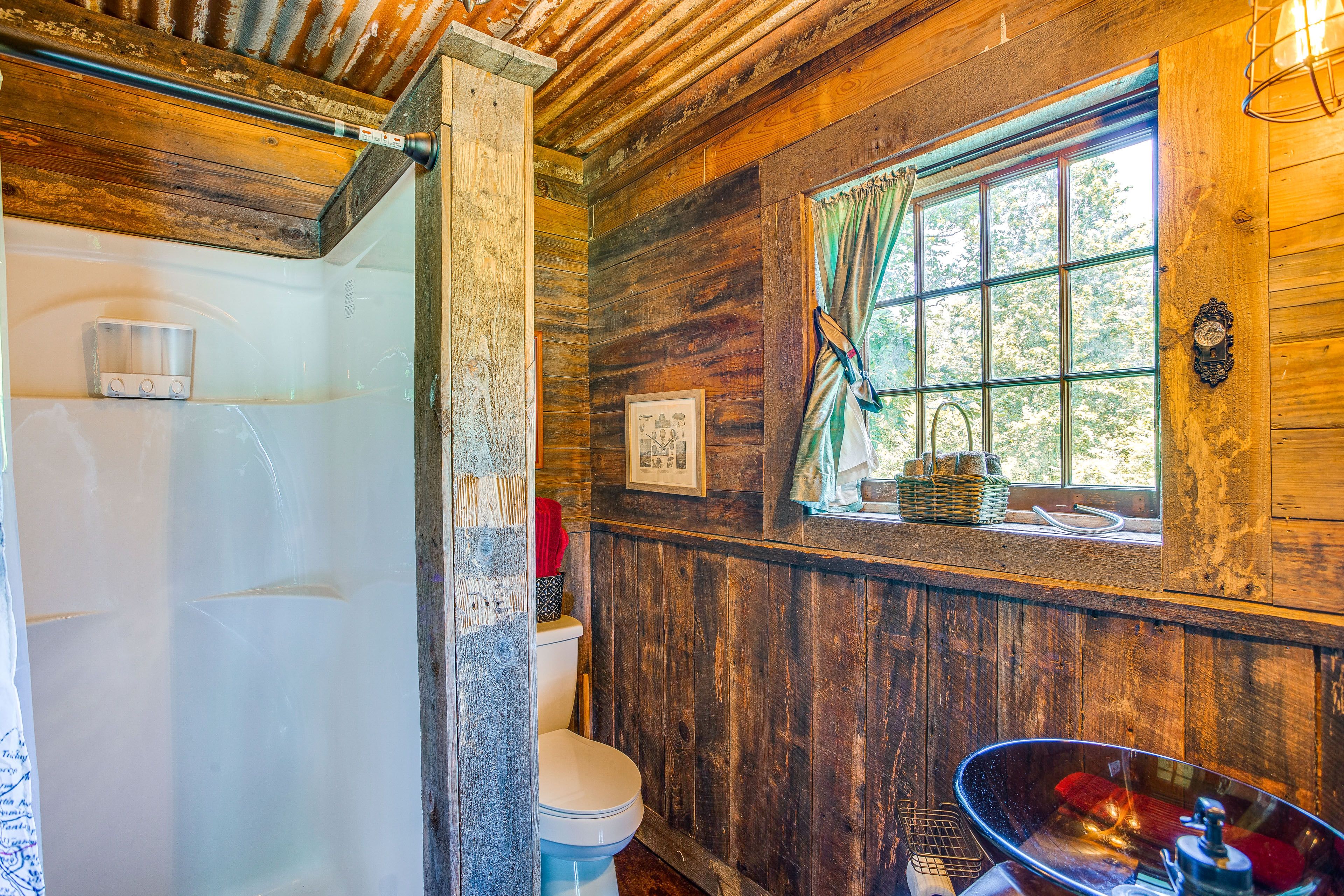 Full Bathroom | Lake Lounge Studio | Towels Provided