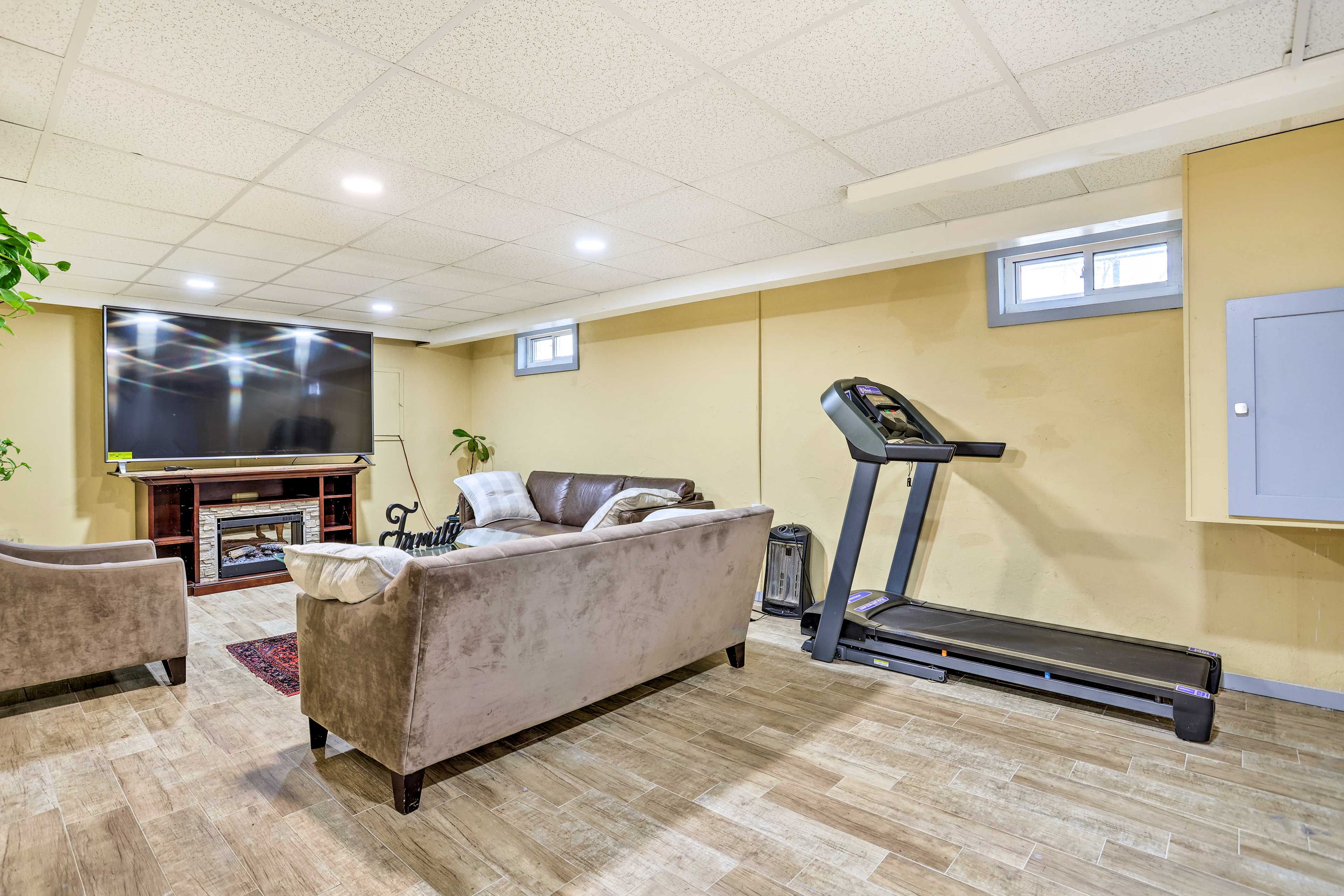 Family Room | Smart TV | Treadmill