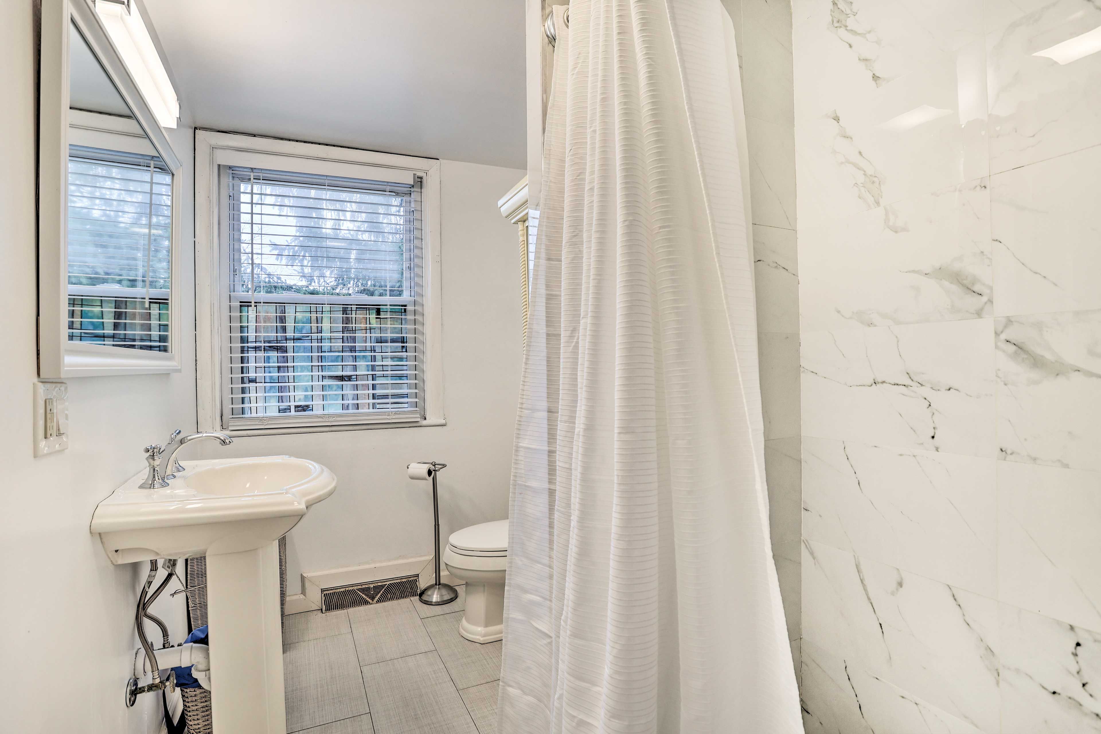 Full Bathroom | Towels Provided | Complimentary Toiletries