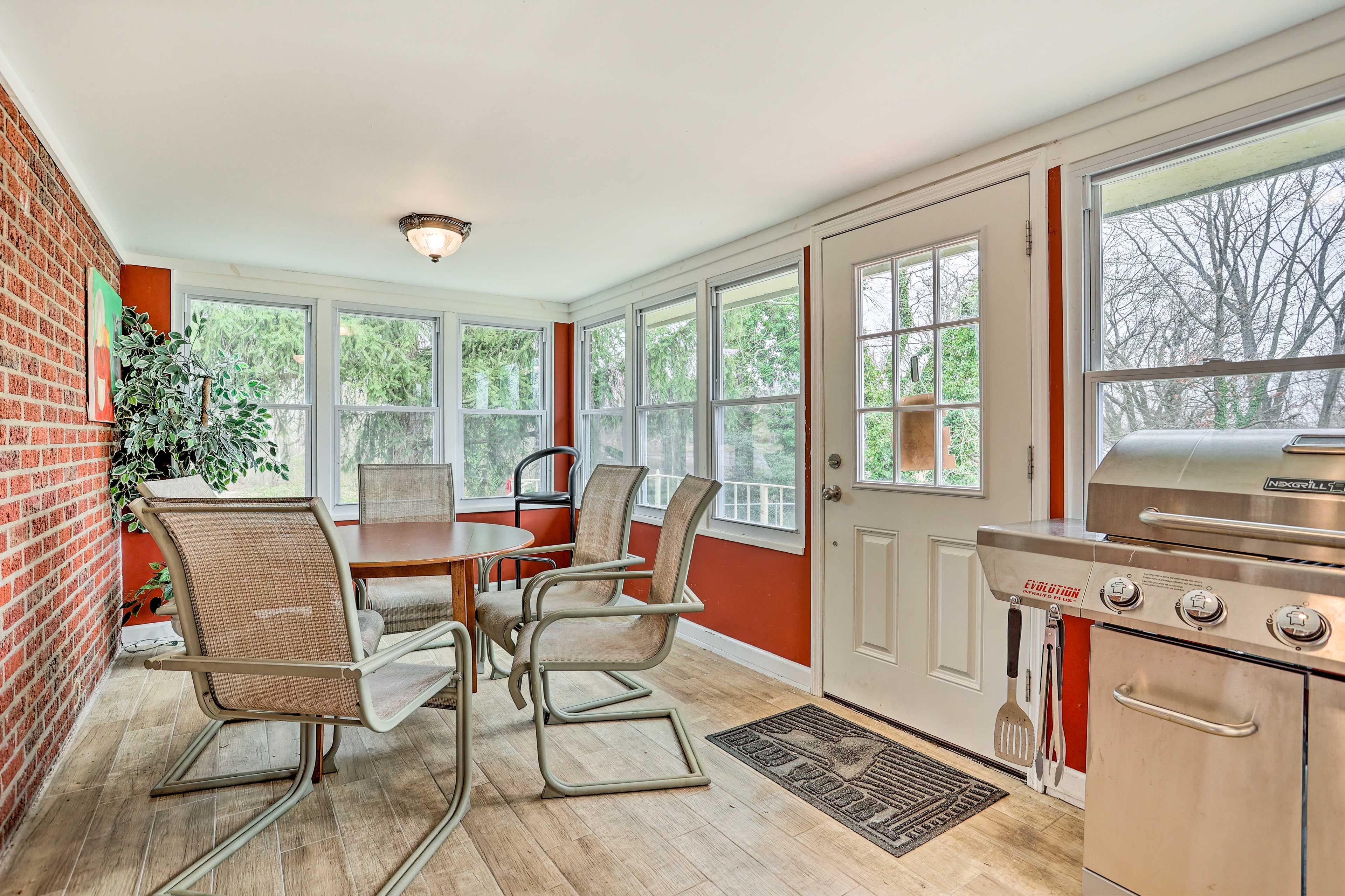 Screened Porch | Gas Grill | Fenced Yard