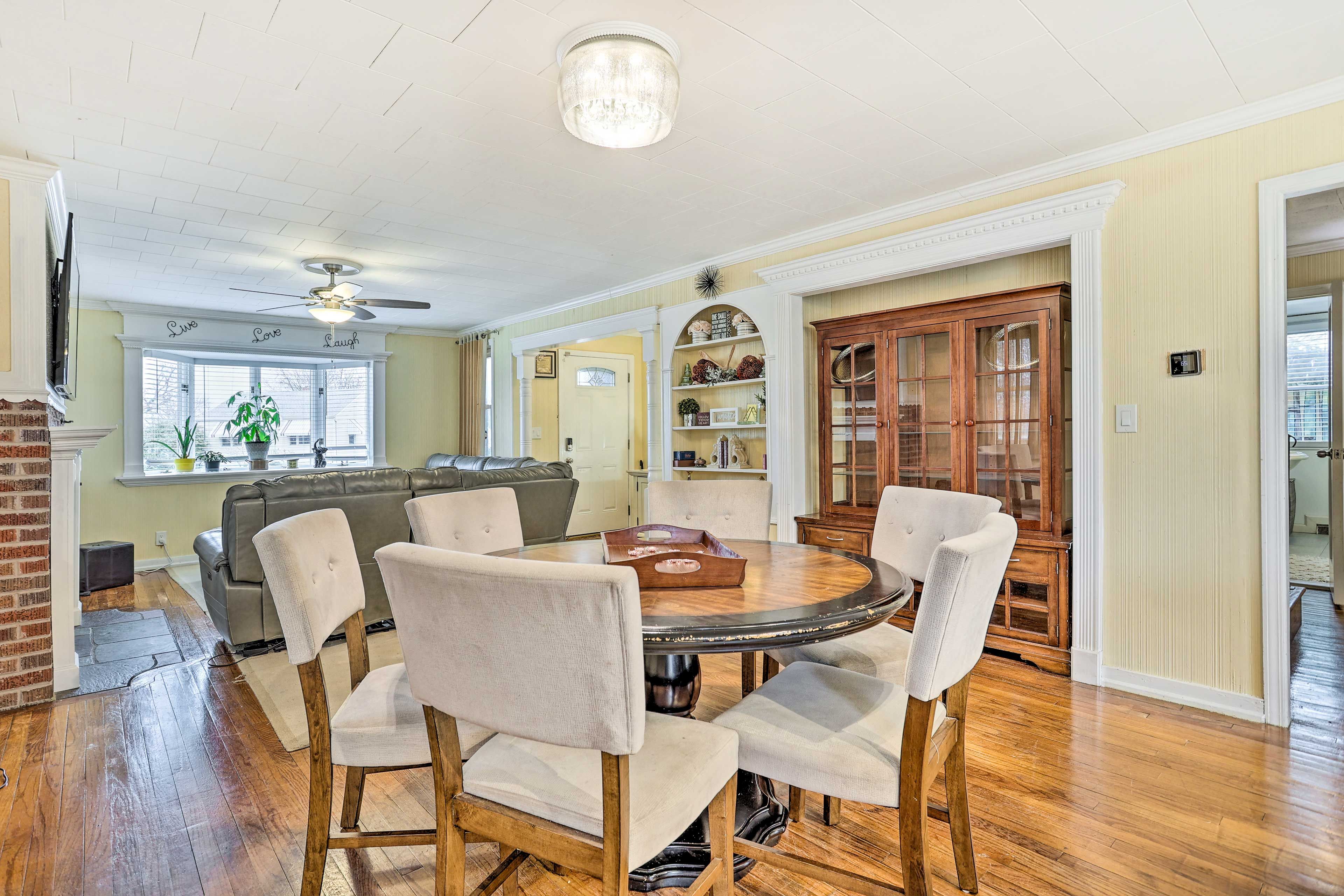 Dining Area | Dishware & Flatware Provided | Central Air Conditioning & Heating