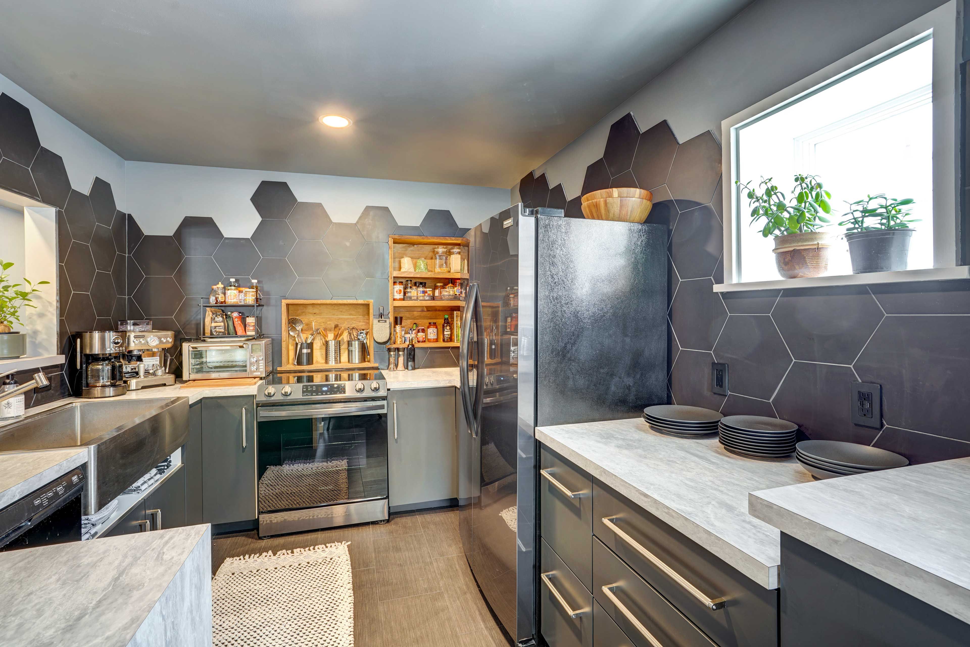 Kitchen | Paper Towels/Trash Bags Provided