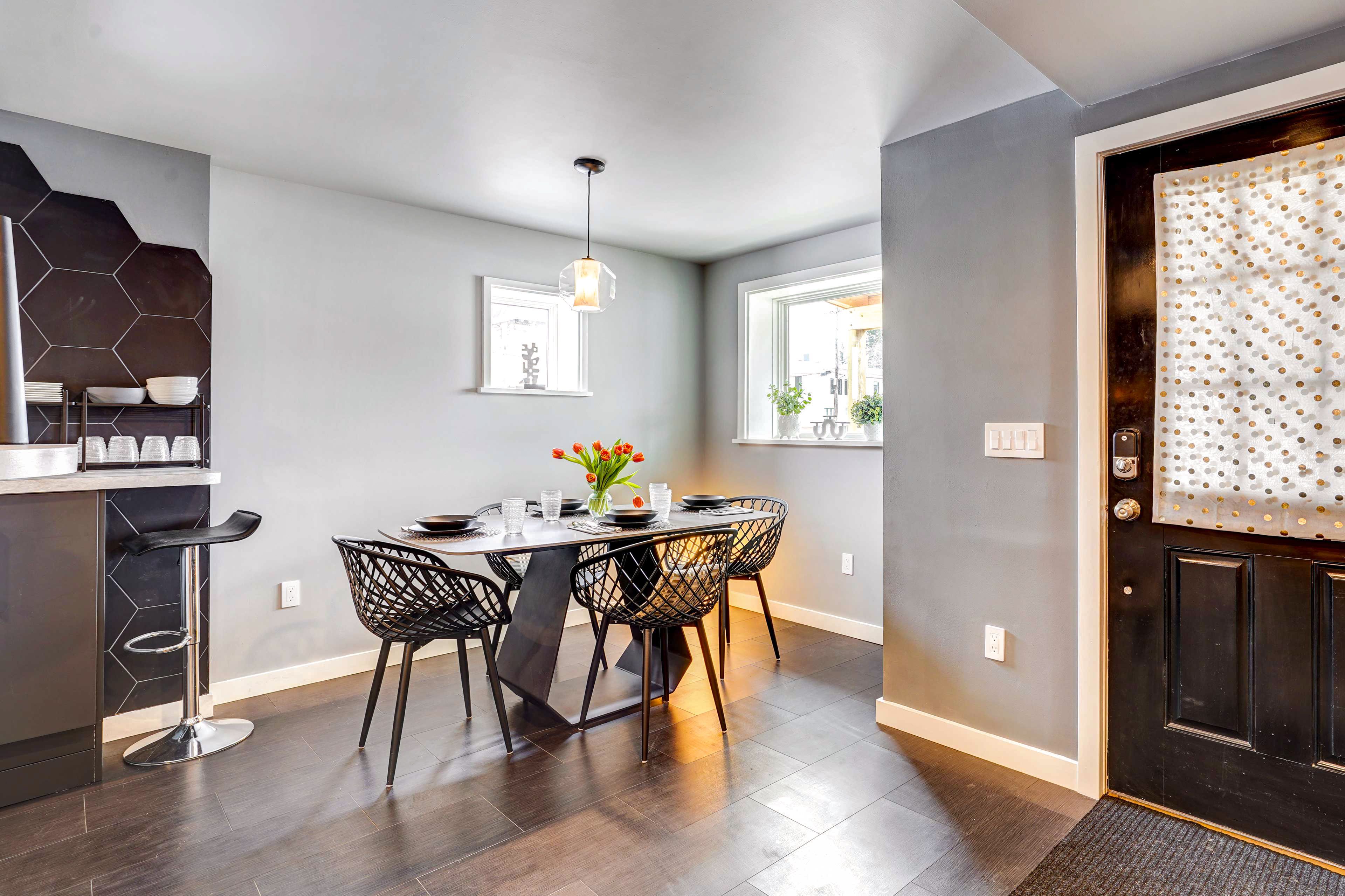Dining Area | Dishware/Flatware Provided