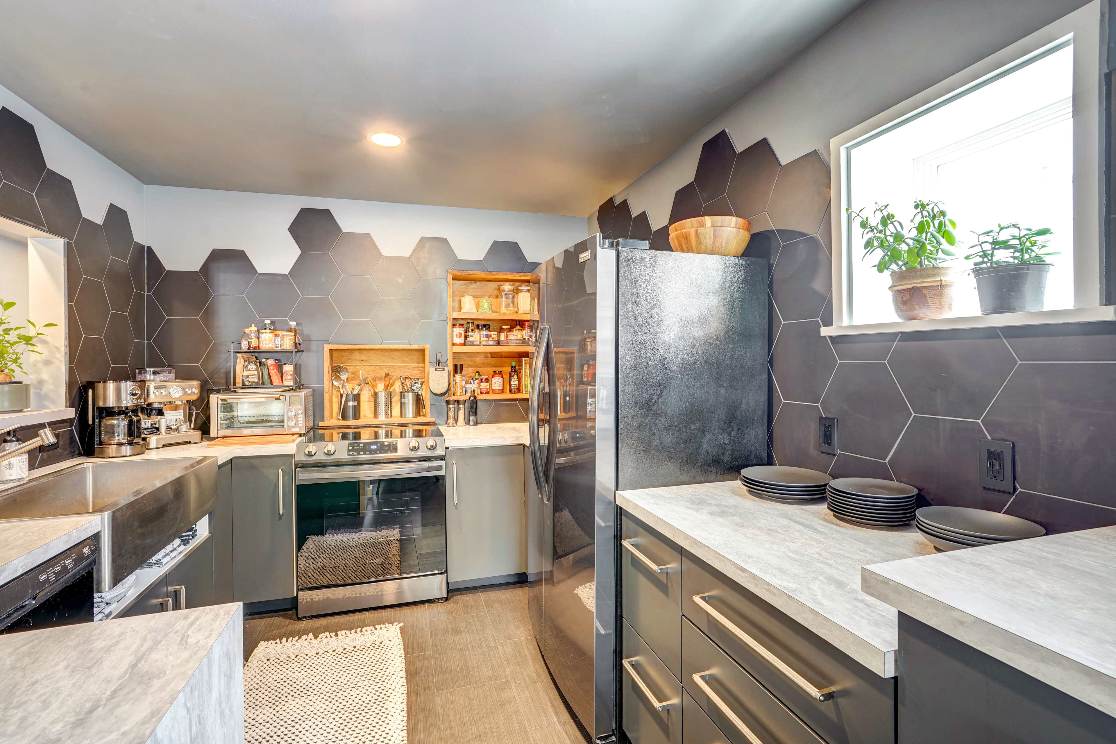 Kitchen | Paper Towels/Trash Bags Provided