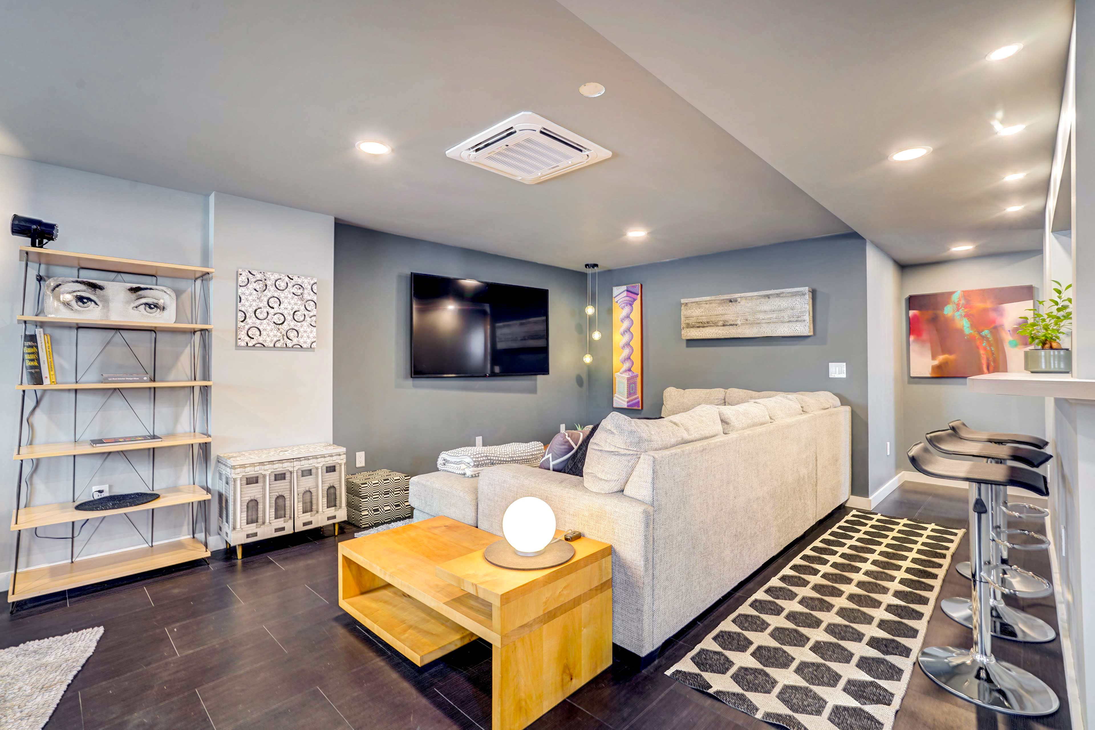 Living Room | Free WiFi | Central A/C | Smart TV