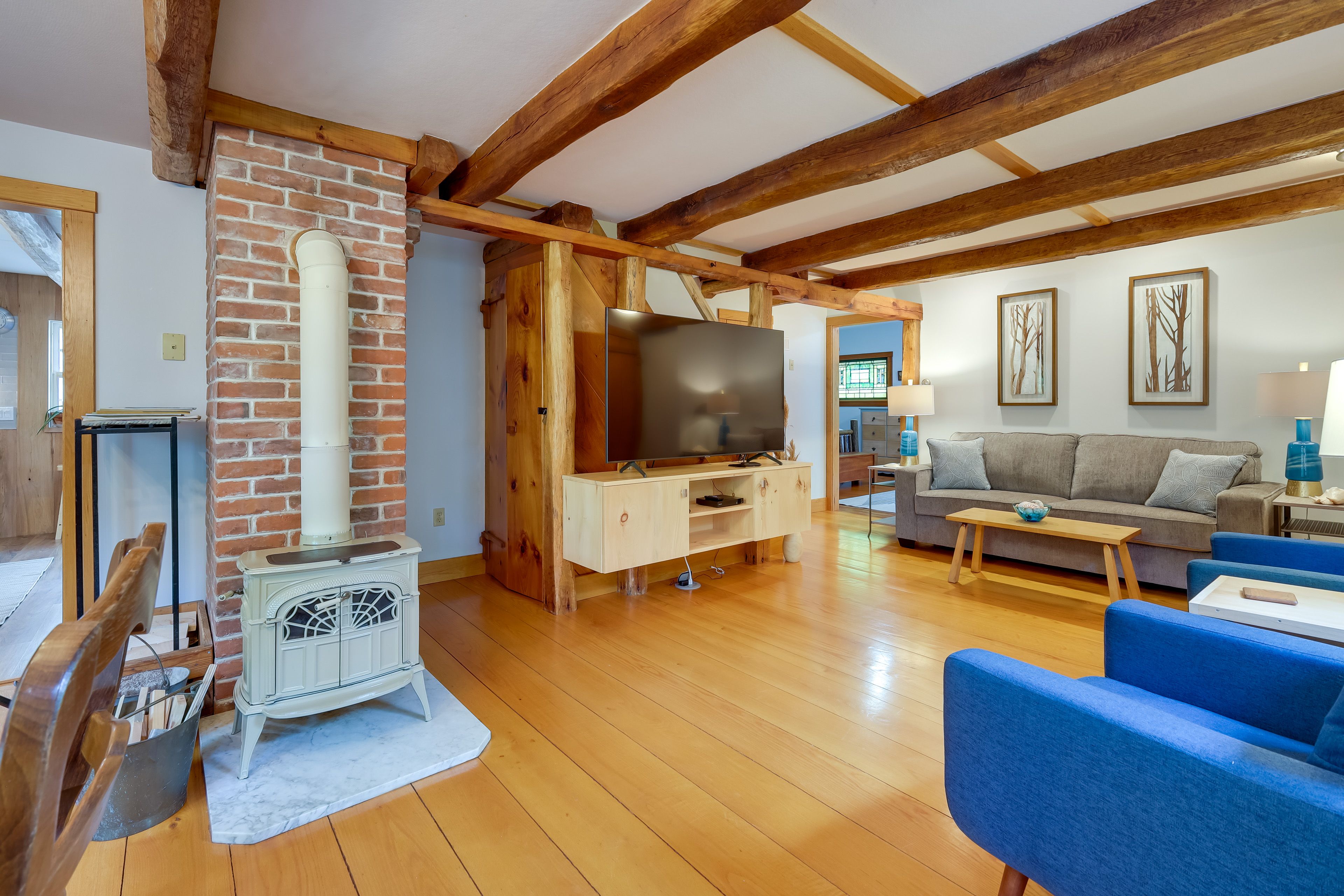 Living Room | Flat-Screen TV | DVD Player | Free WiFi | Central A/C & Heat
