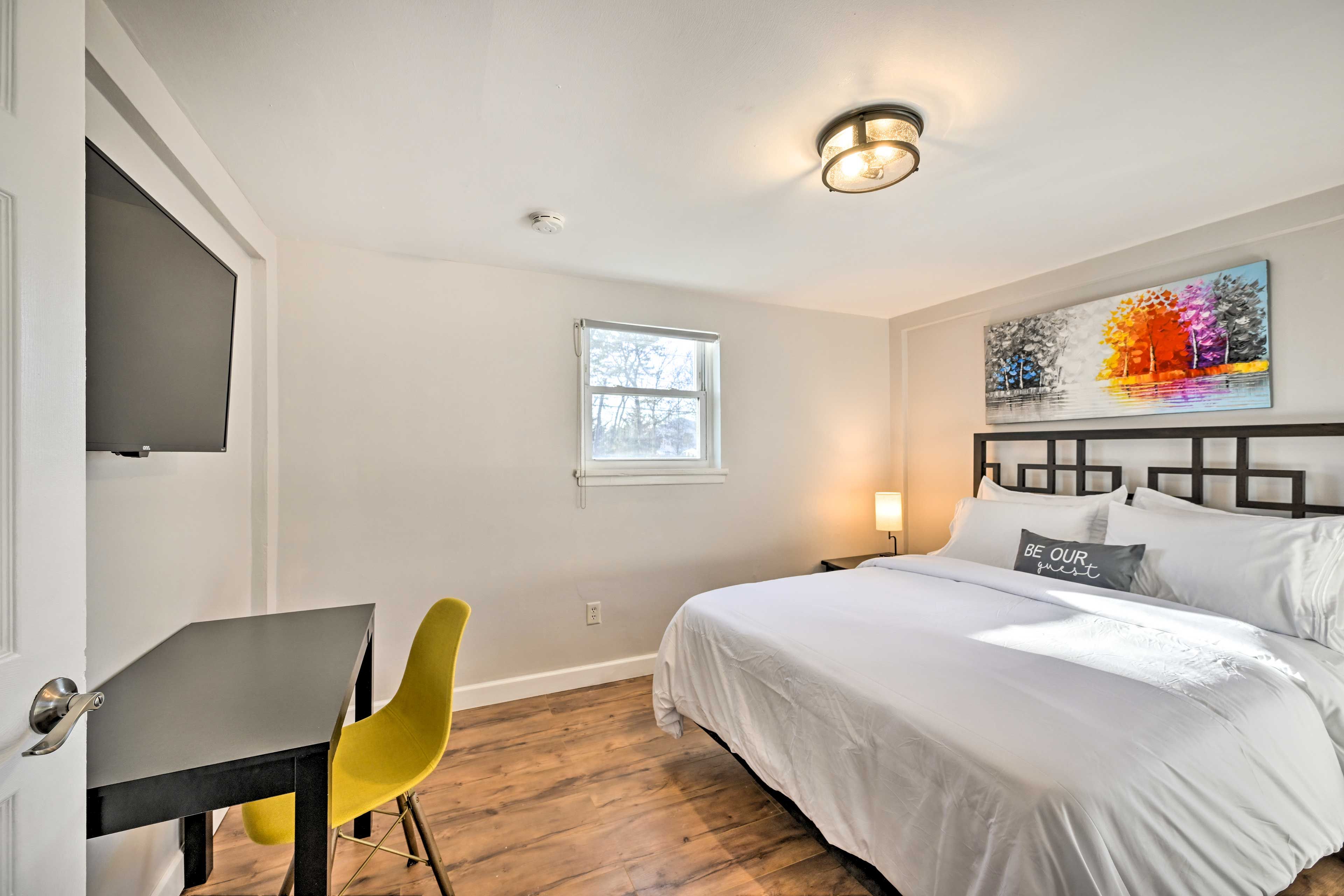 Bedroom Suite | Queen Bed | Linens Provided | Laptop-Friendly Workspace