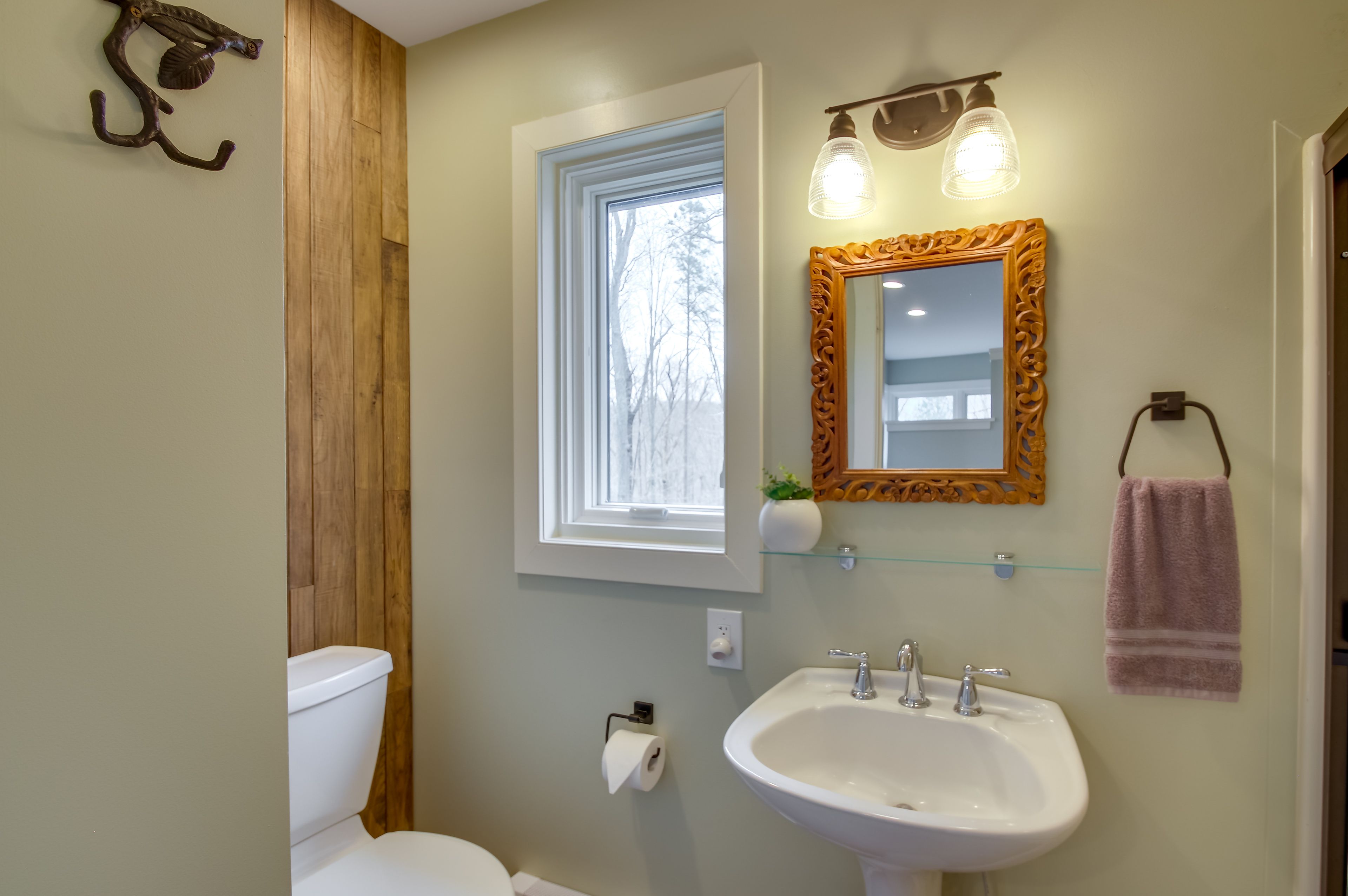 Full Bathroom | 2nd Floor | Towels Provided | Complimentary Toiletries