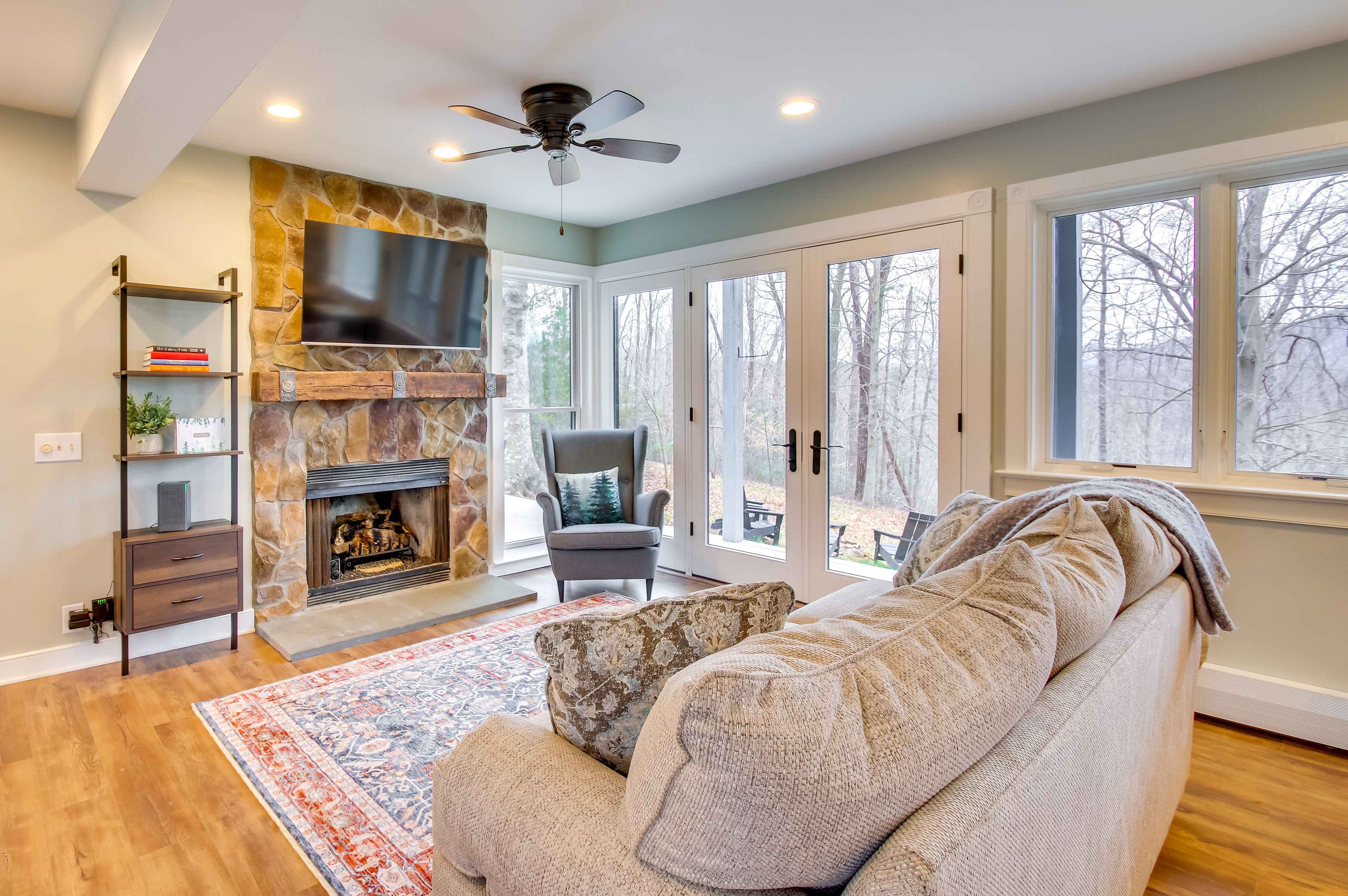 Living Room | Smart TV | Fireplace (Decorative Only)