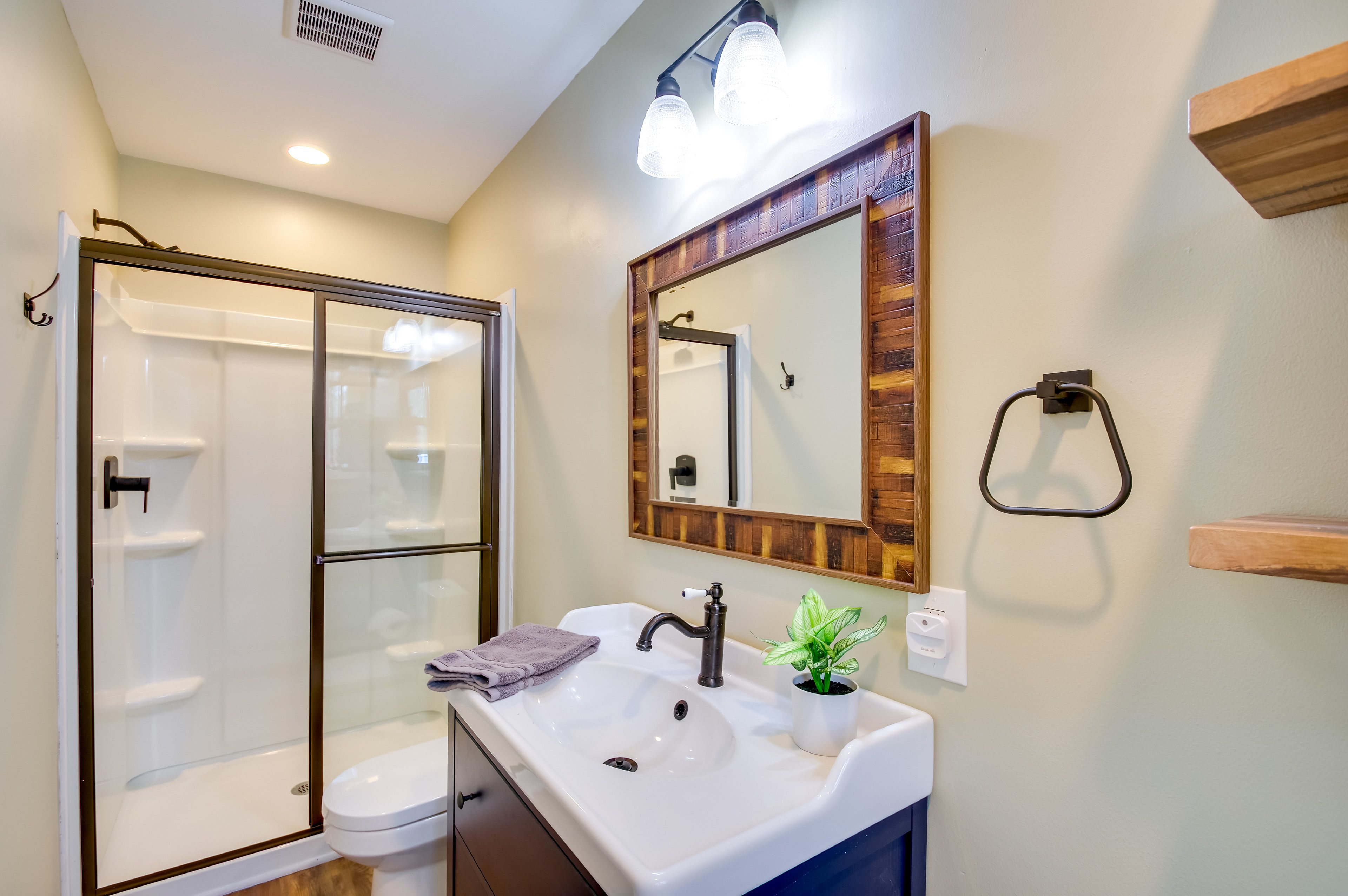 Bathroom | 2nd Floor