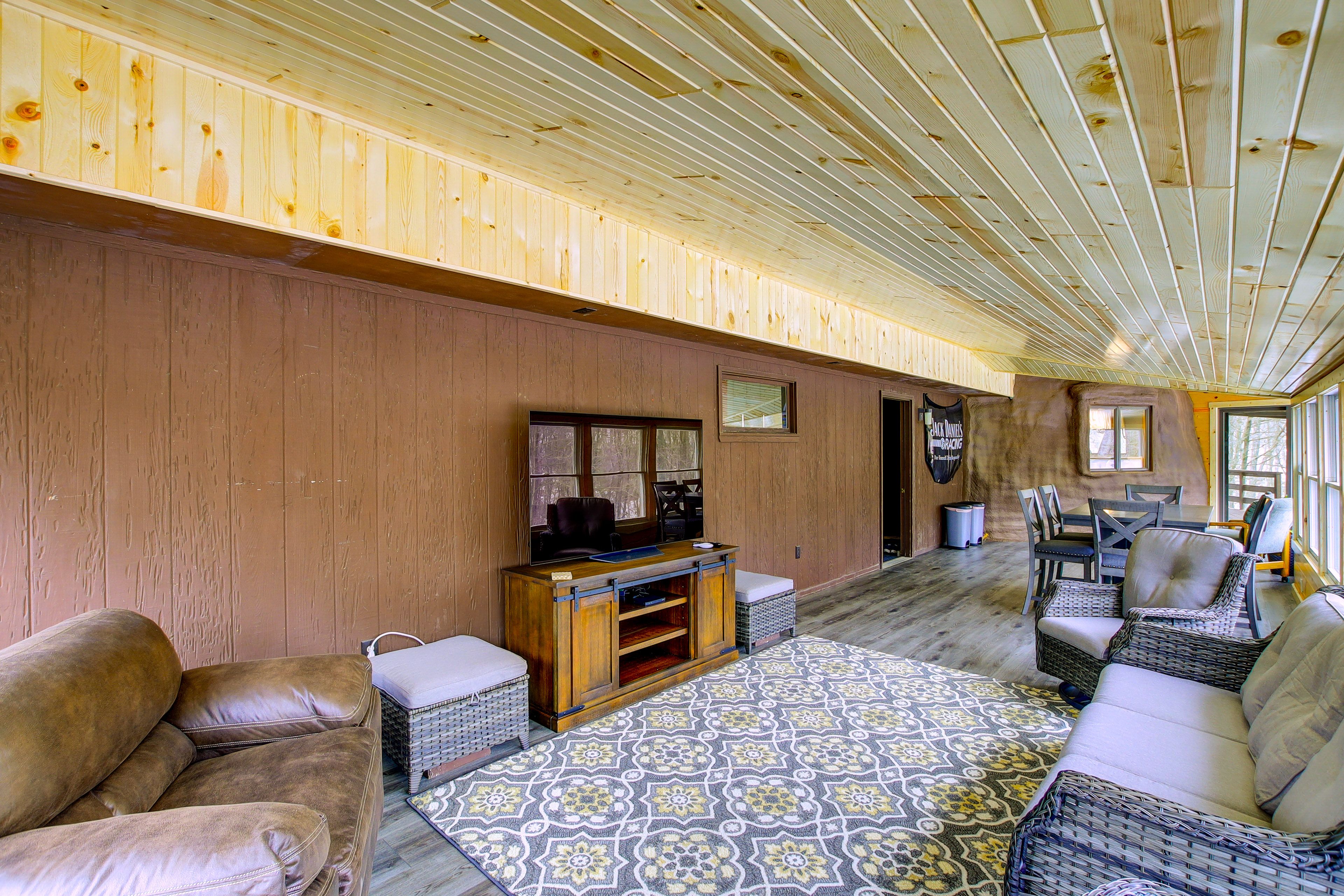 Sunroom | Smart TV | Dining Area