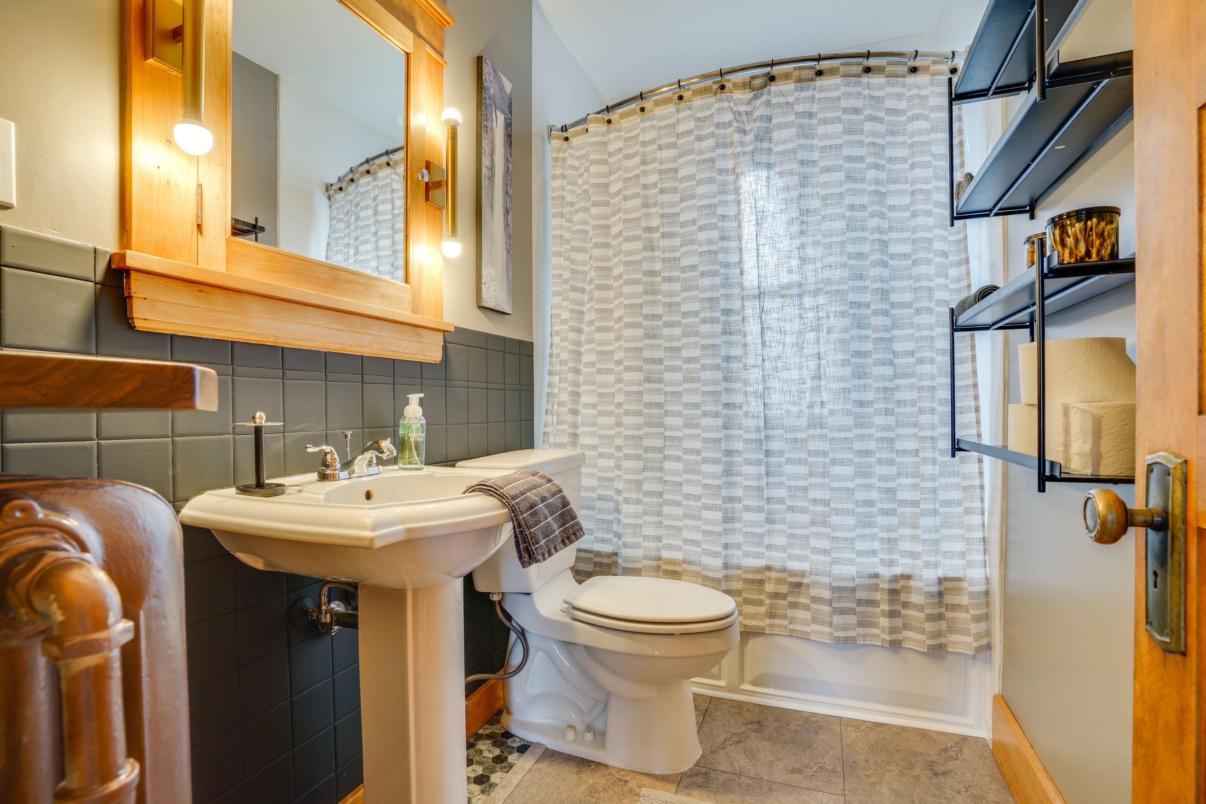 Full Bathroom | Towels Provided | Hair Dryer