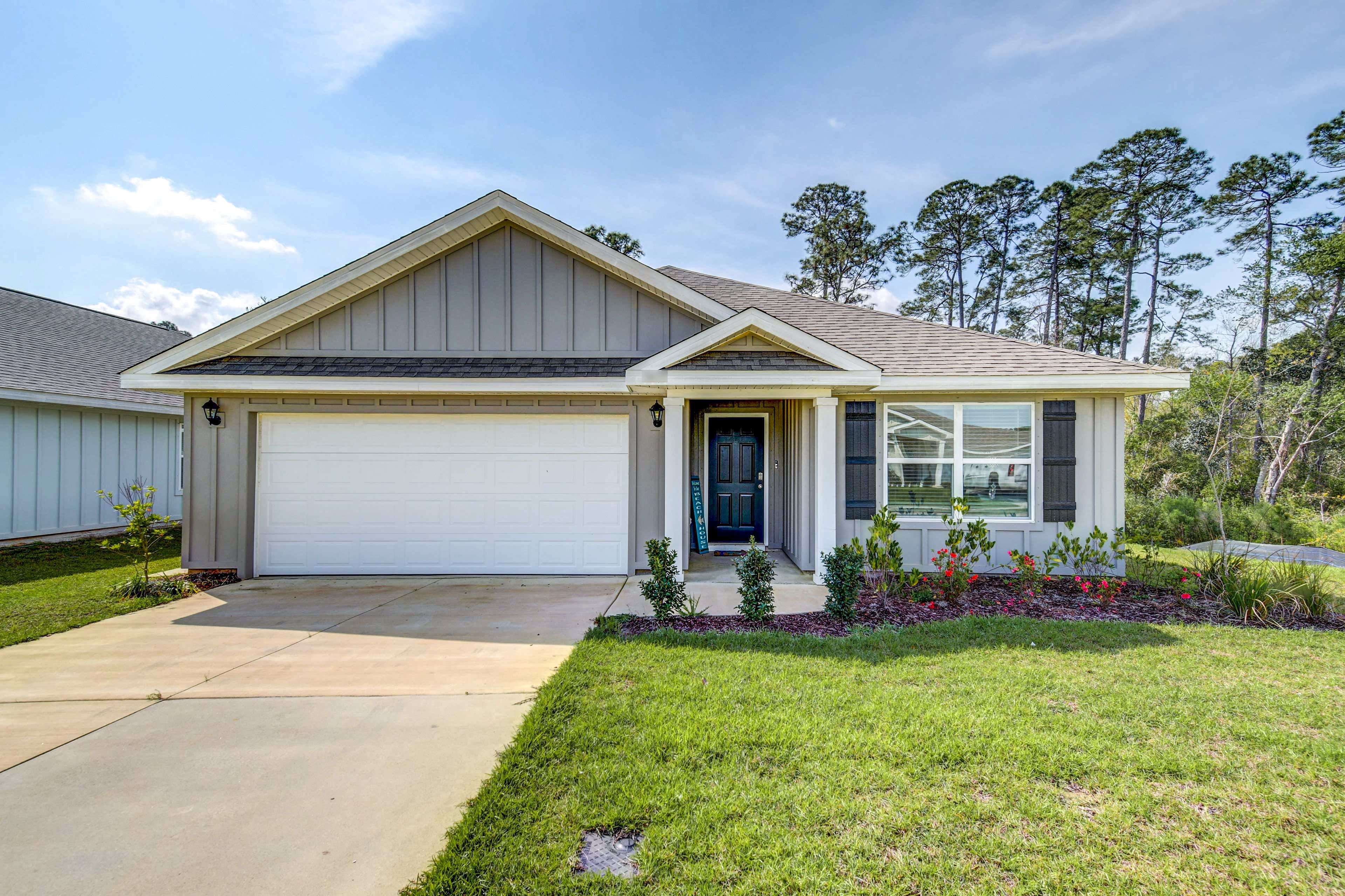 Exterior | Parking | Garage (1 Vehicle) | Driveway (4 Vehicles)