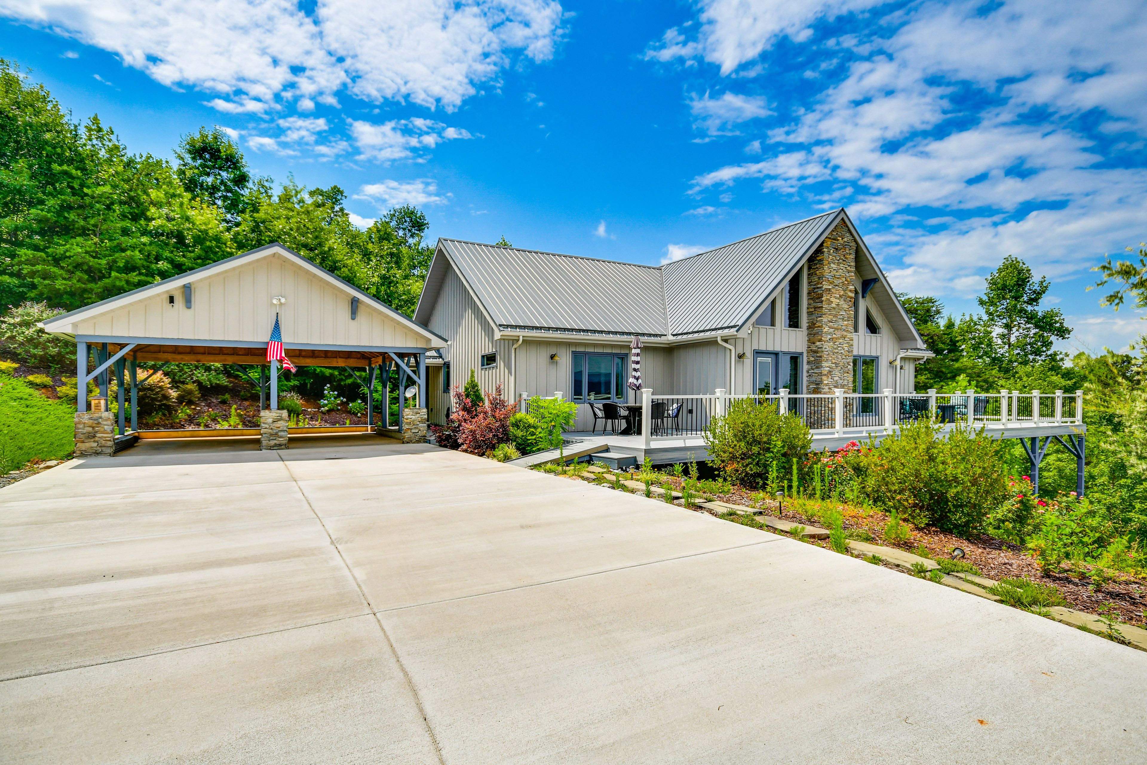 Parking | Driveway (6 Vehicles) | Carport (1 Vehicle)