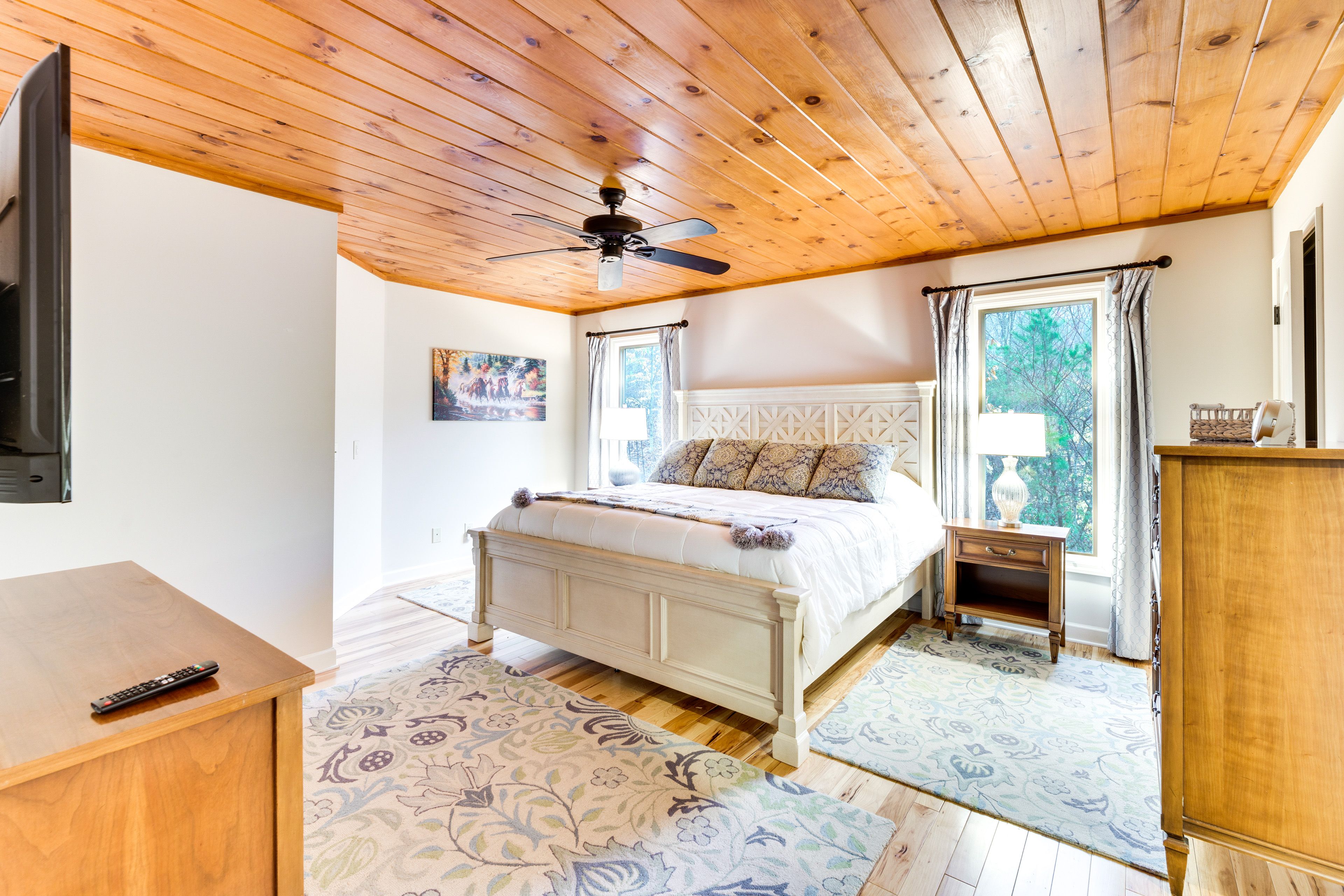Bedroom 1 | King Bed | Smart TV