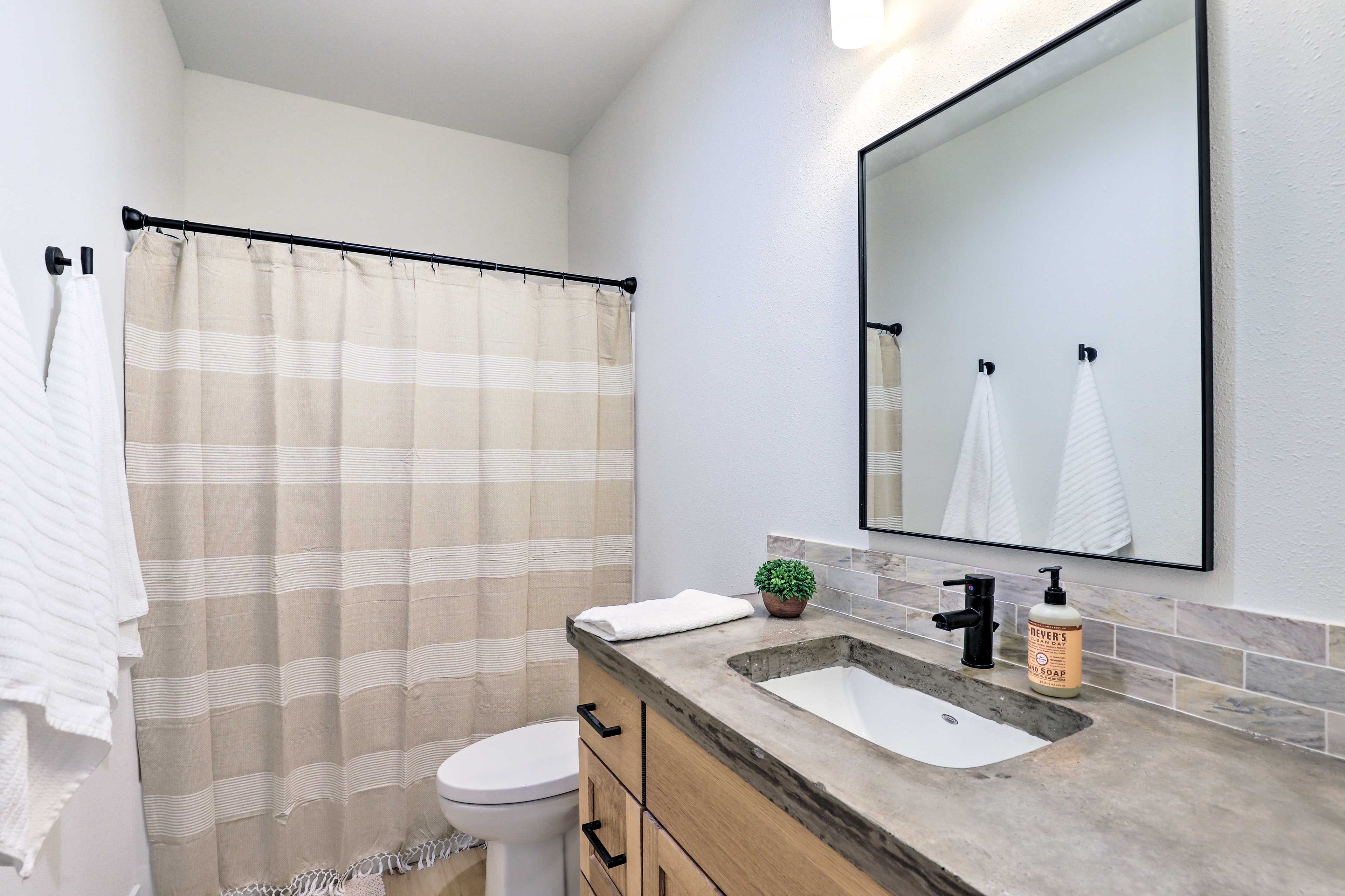 Full Bathroom | Complimentary Toiletries