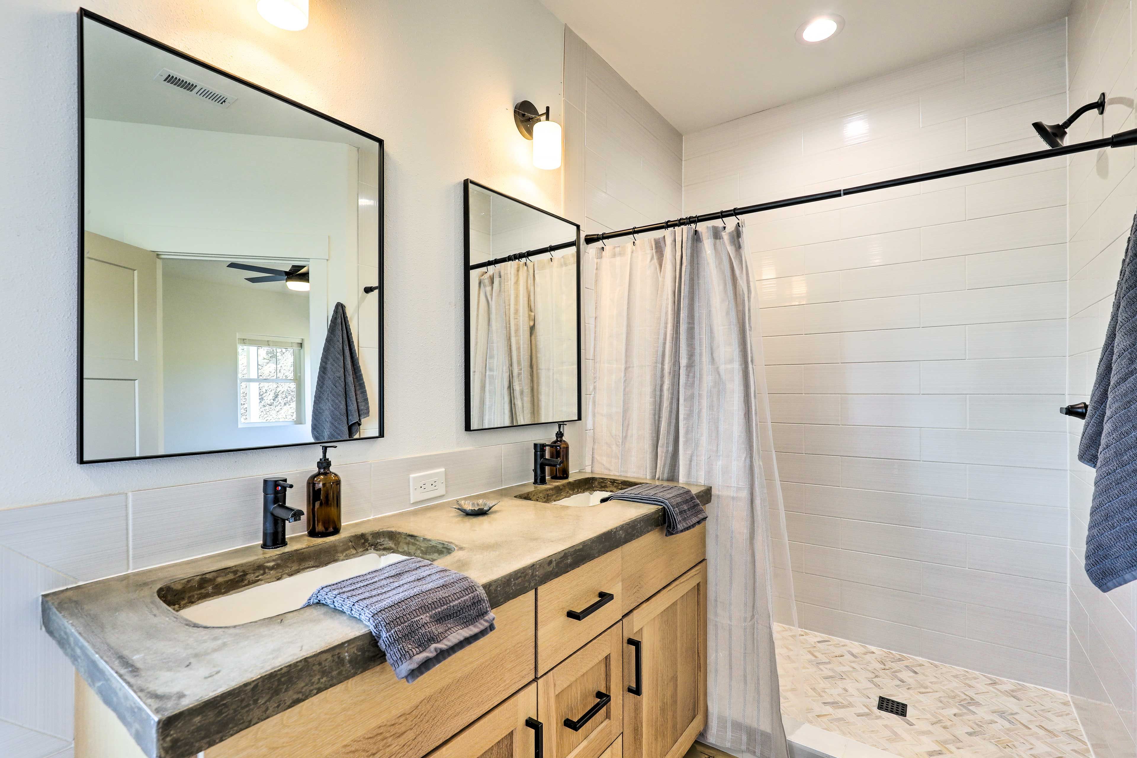 Full Bathroom | Towels Provided | Jetted Tub