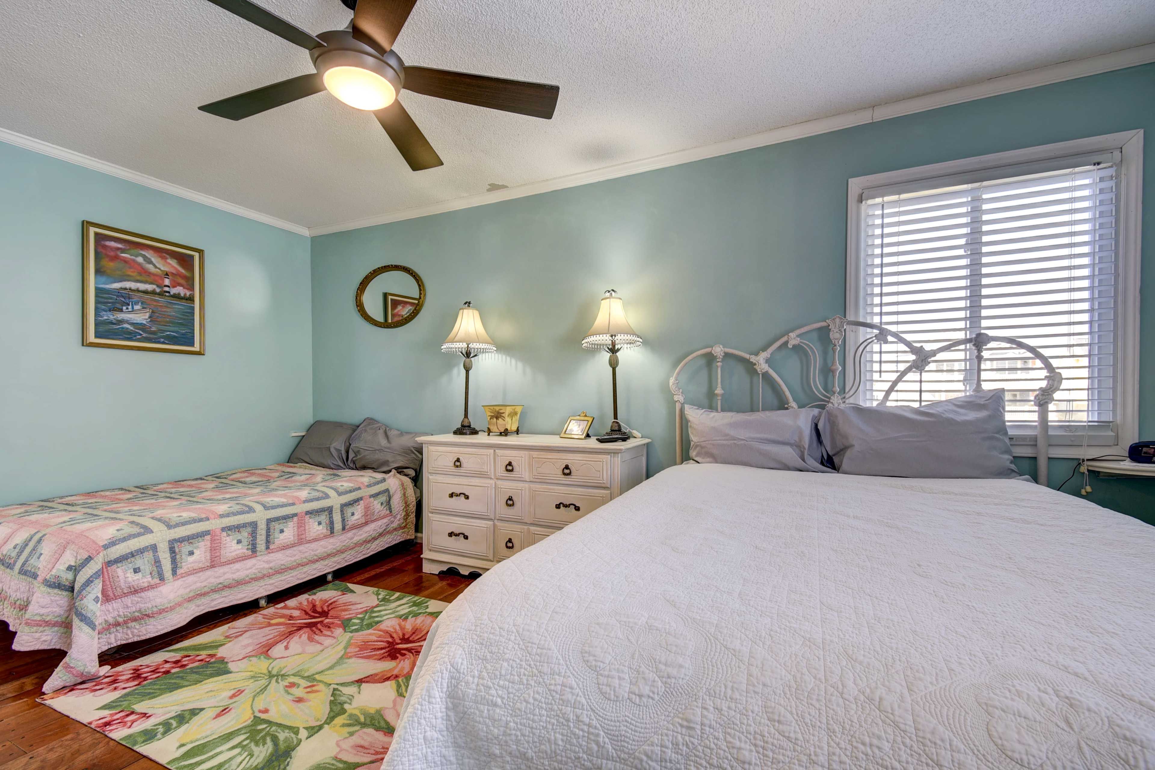 Bedroom 1 | Queen Bed | Twin Bed | Linens Provided