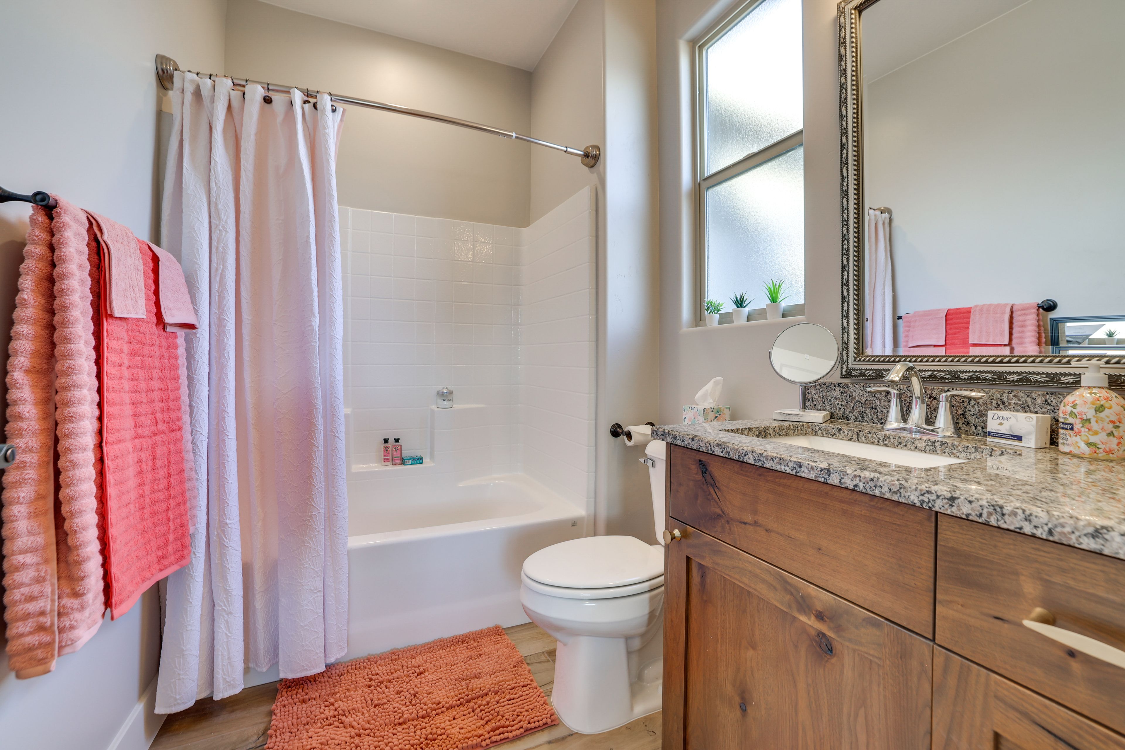 Full Bathroom | Complimentary Toiletries | Towels Provided