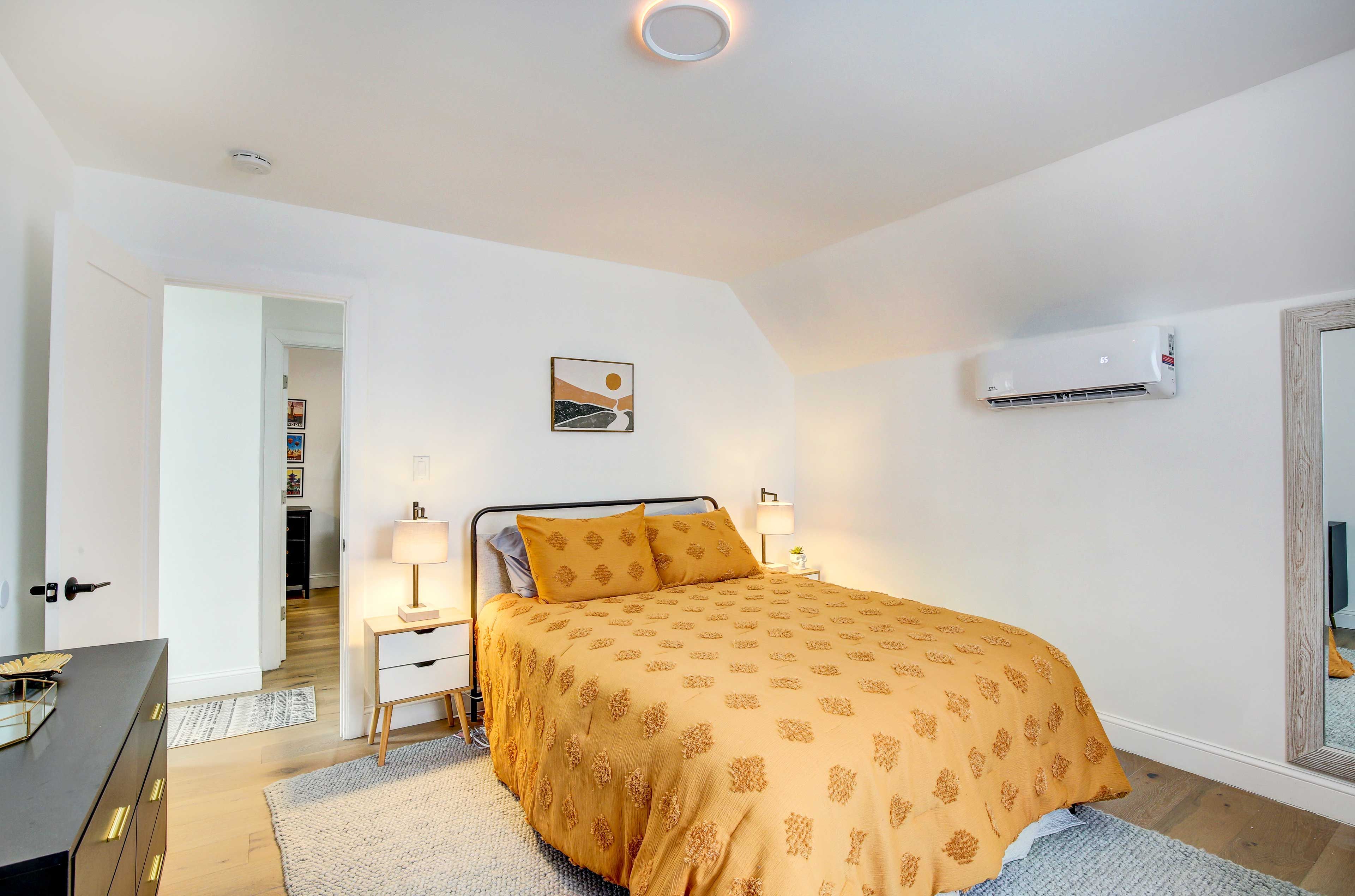 Bedroom 2 | Queen Bed | Work Desks
