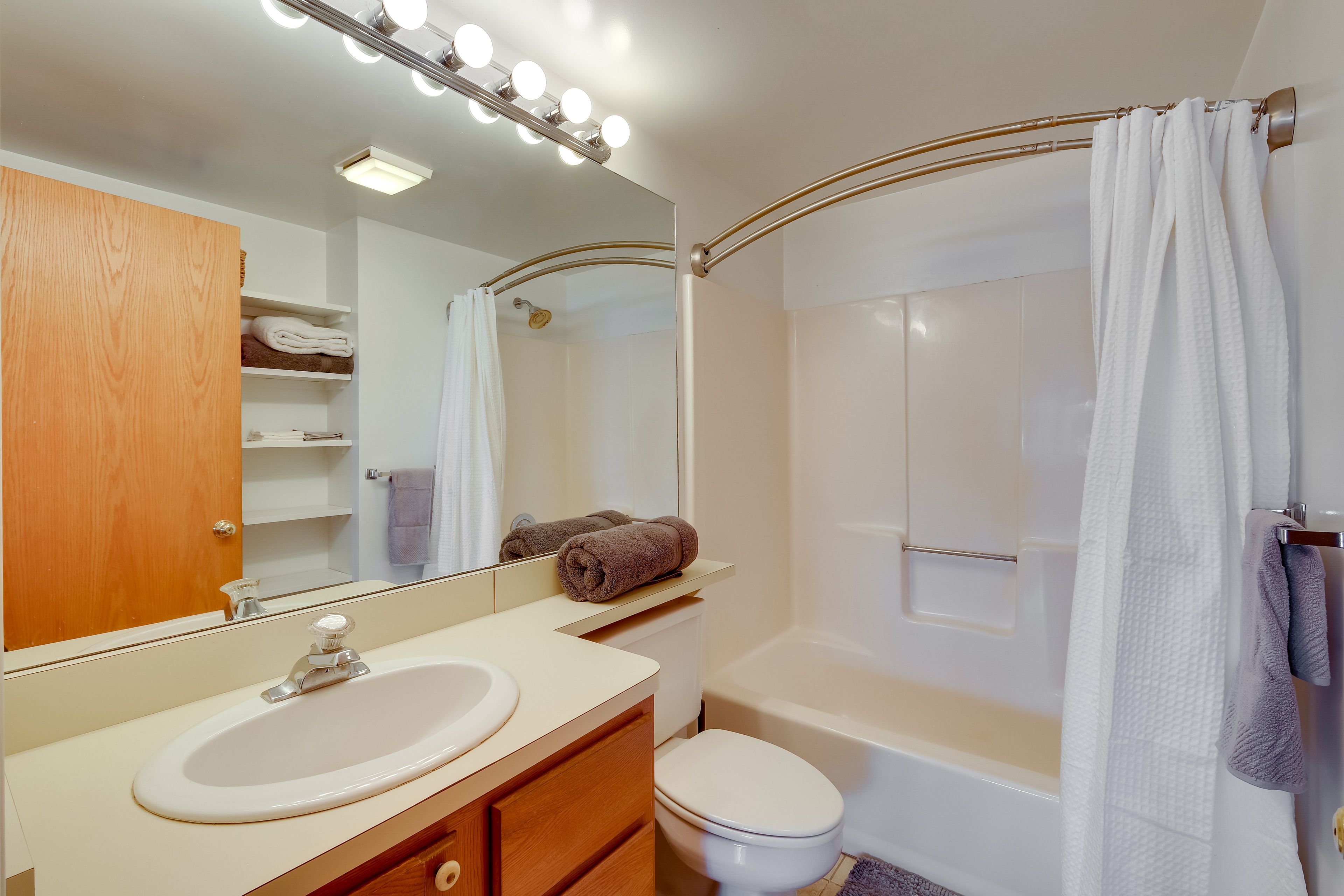 Full Bathroom | Shower/Tub Combo | Towels Provided