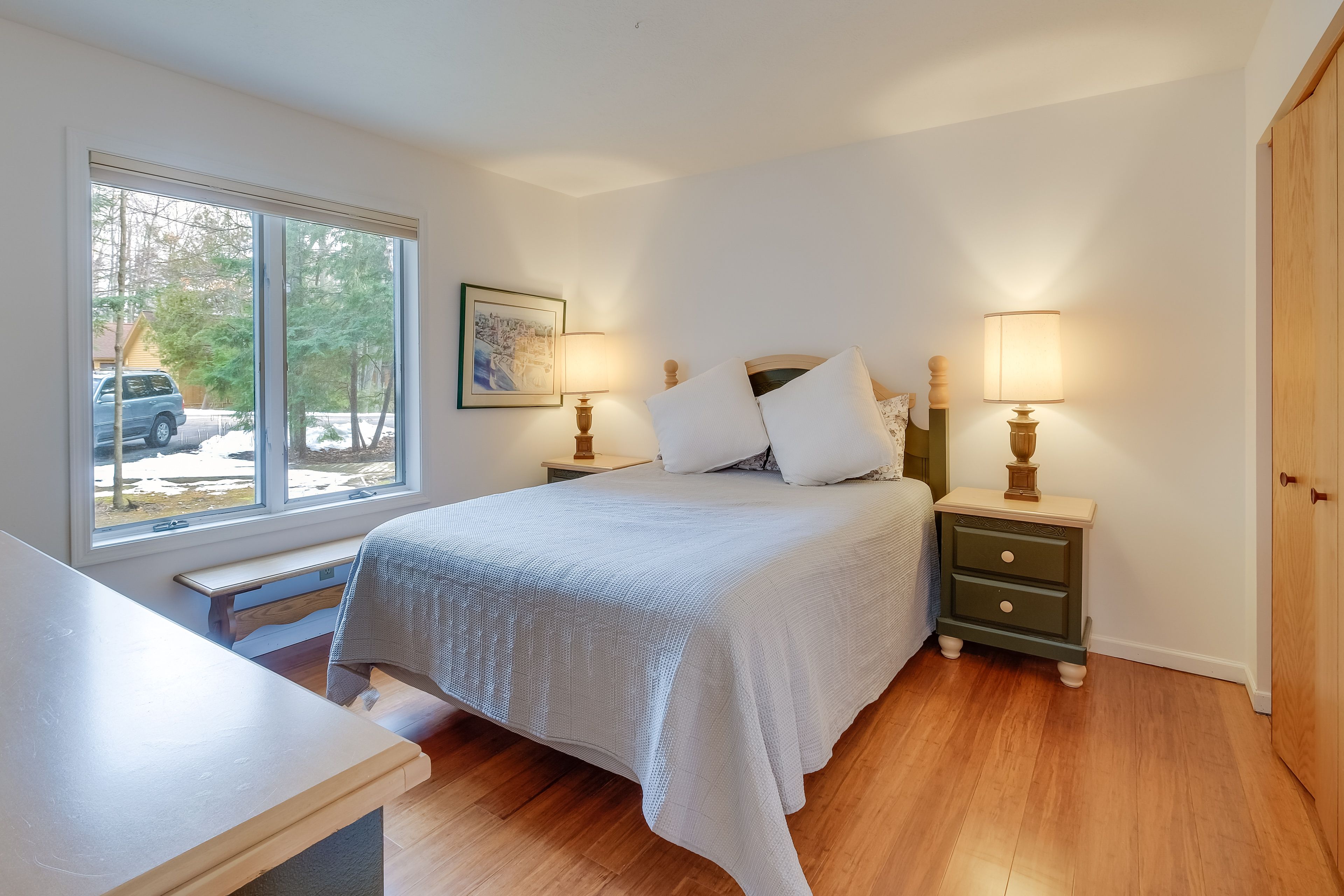 Bedroom | Queen Bed | Linens Provided