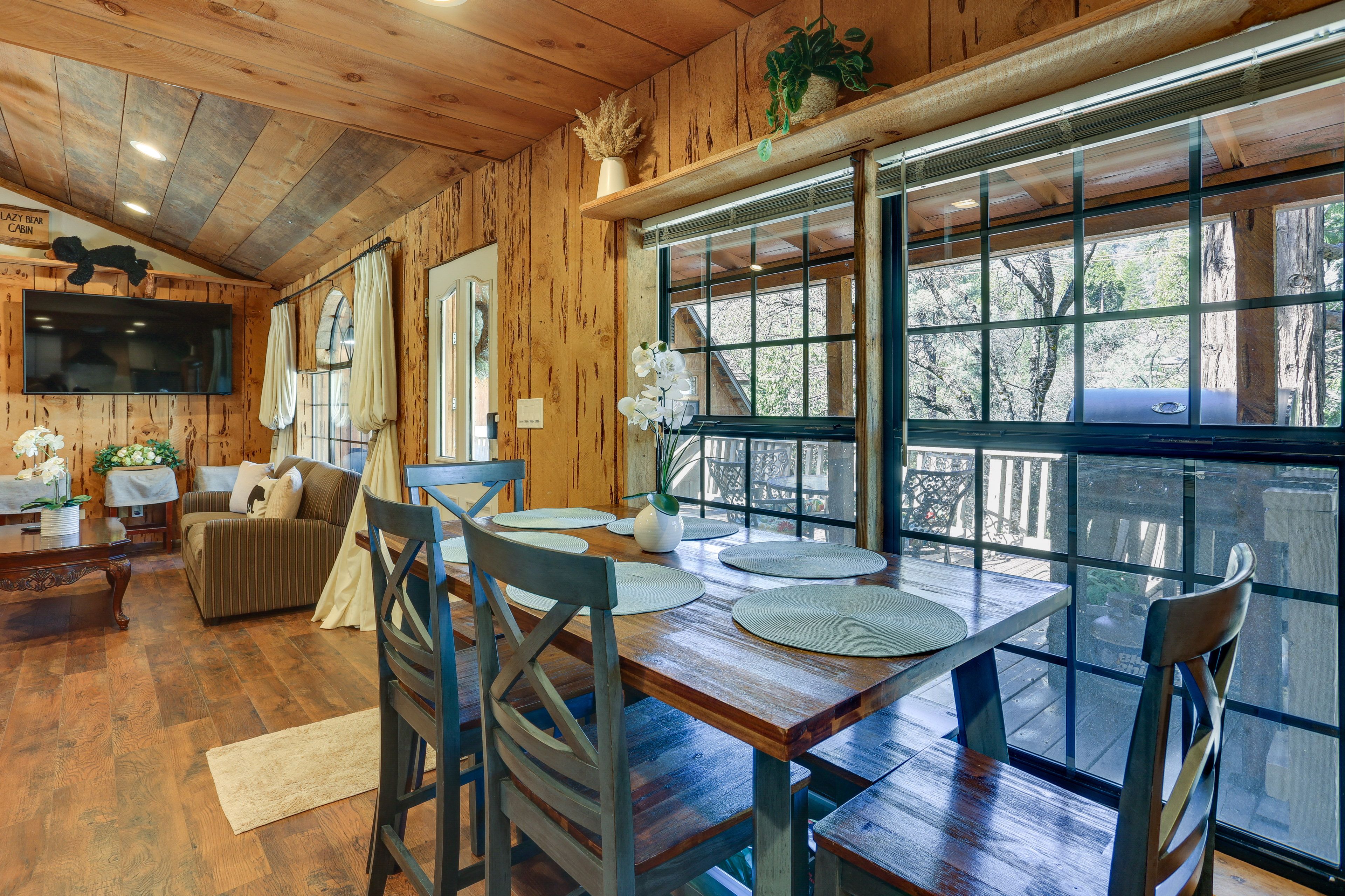 Dining Area | Dishware & Flatware Provided | Trash Bags & Paper Towels Provided